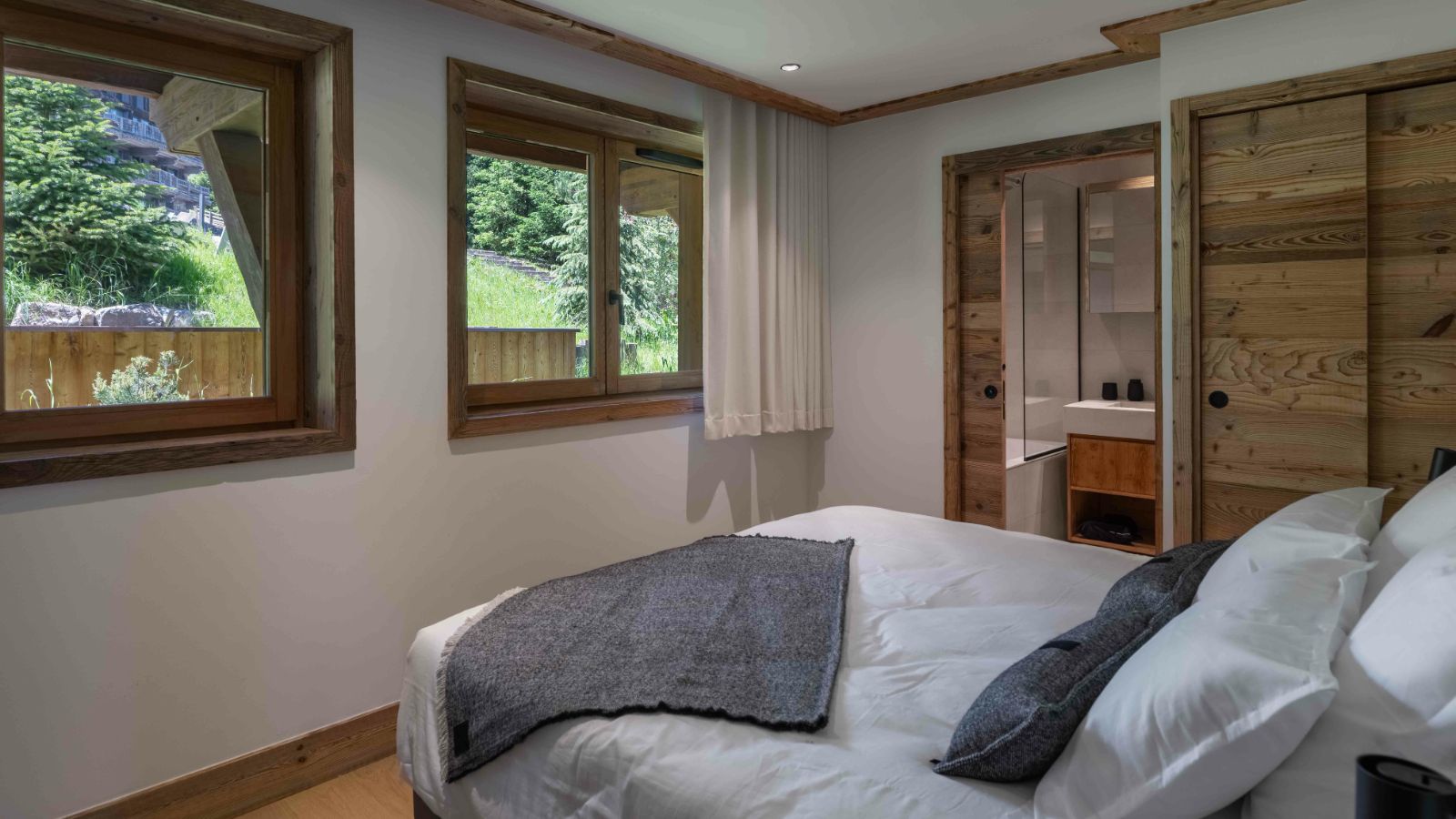 Luxury-Ski-Chalet-Courchevel-1850-Apartment-Le-Manej-8-Oxford-Ski-Bedroom (6).jpg