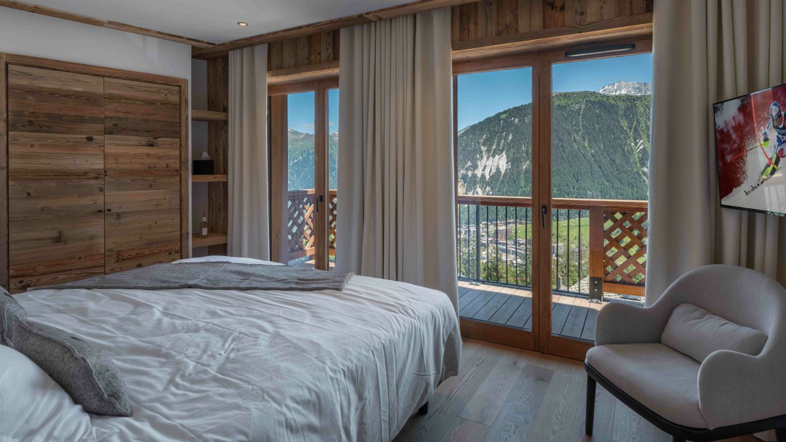 Luxury-Ski-Chalet-Courchevel-1850-Apartment-Le-Manej-8-Oxford-Ski-Bedroom (8).jpg