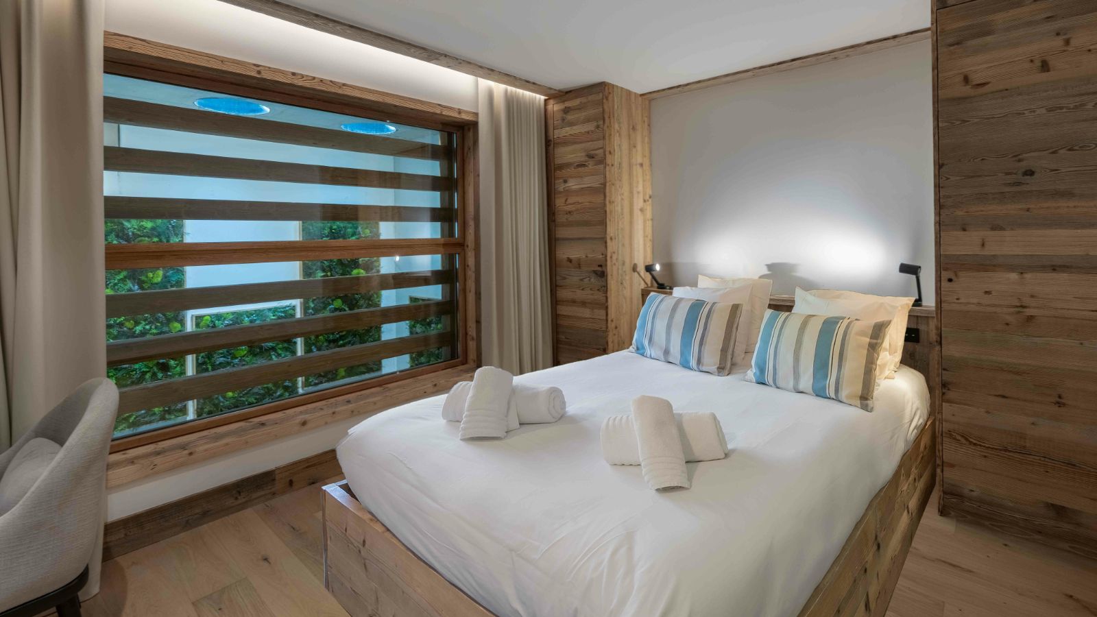Luxury-Ski-Chalet-Courchevel-1850-Apartment-Le-Manej-8-Oxford-Ski-Bedroom (13).jpg