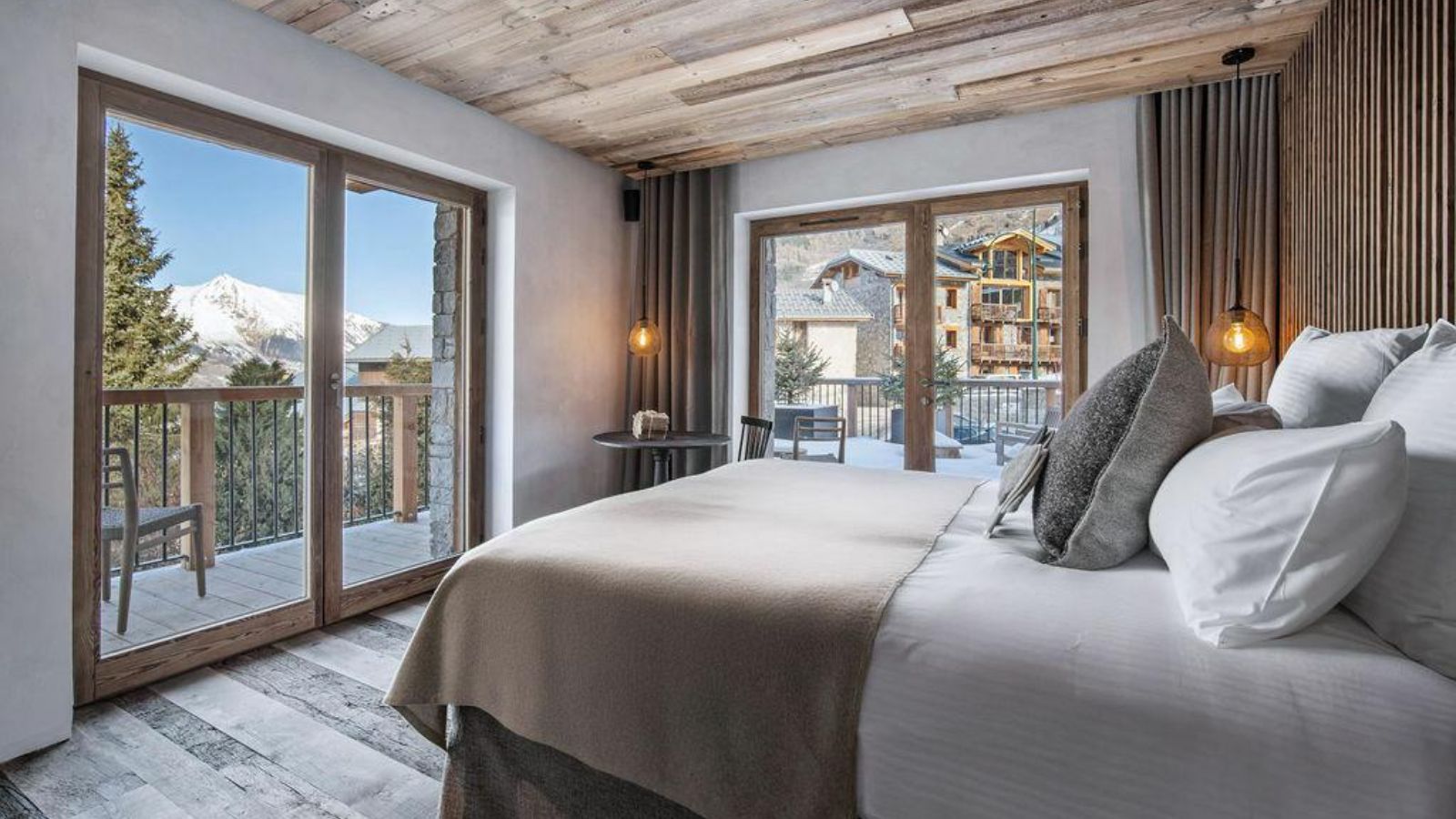 Luxury-Ski-Chalet-St-Martin-De-Belleville-Chalet-Eden-Oxford-Ski-Bedroom (11).jpg