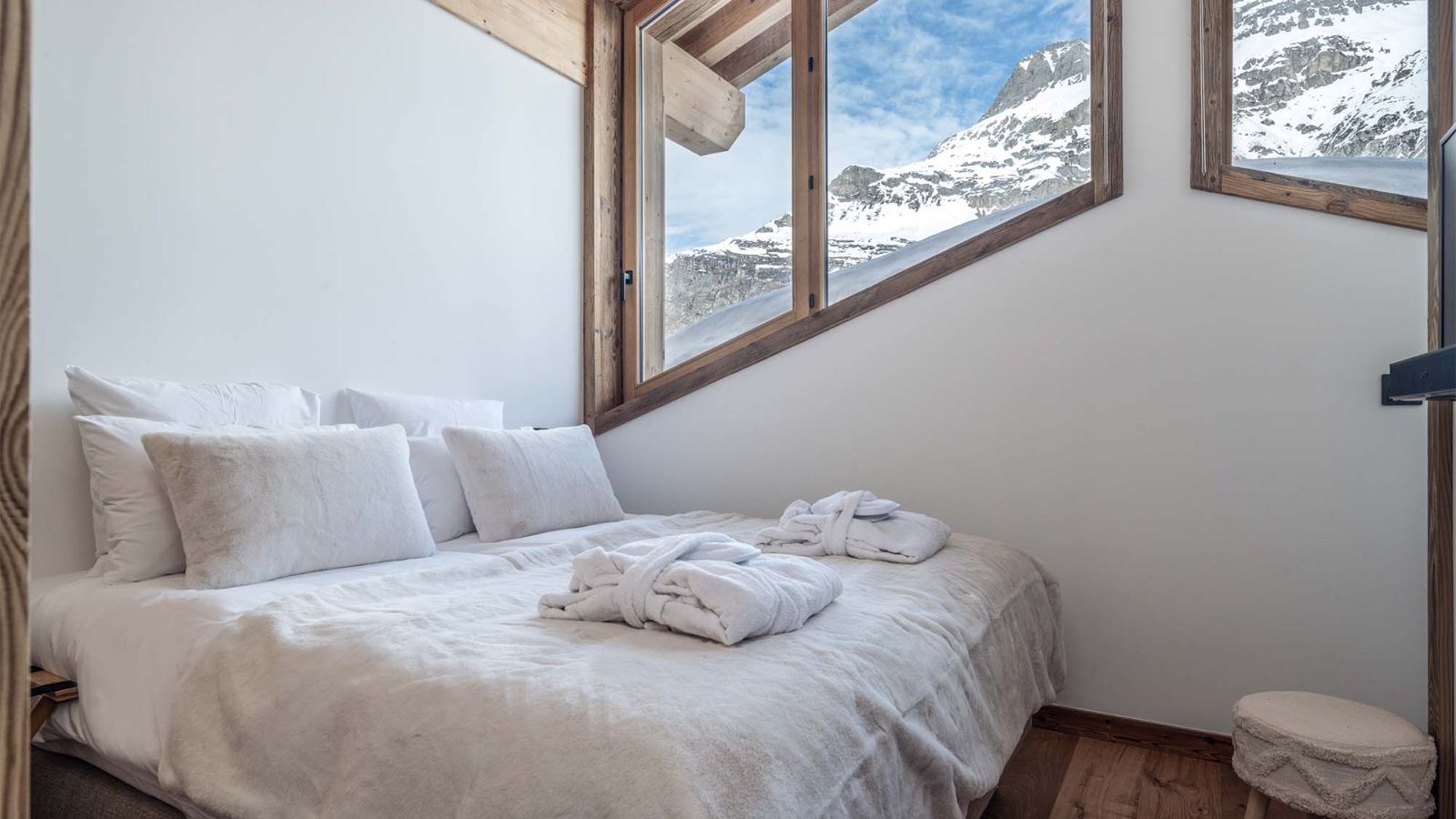 Luxury-Ski-Chalet-Val-D-Isere-Chalet-Arda-Oxford-Ski-Bedroom (1).jpg