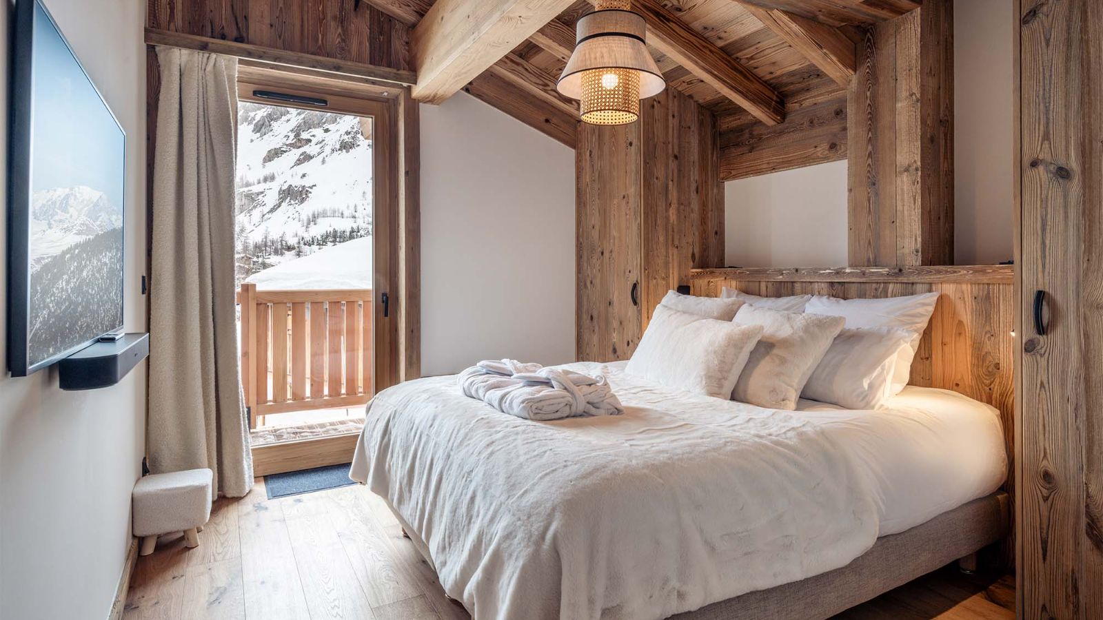 Luxury-Ski-Chalet-Val-D-Isere-Chalet-Arda-Oxford-Ski-Bedroom (11).jpg