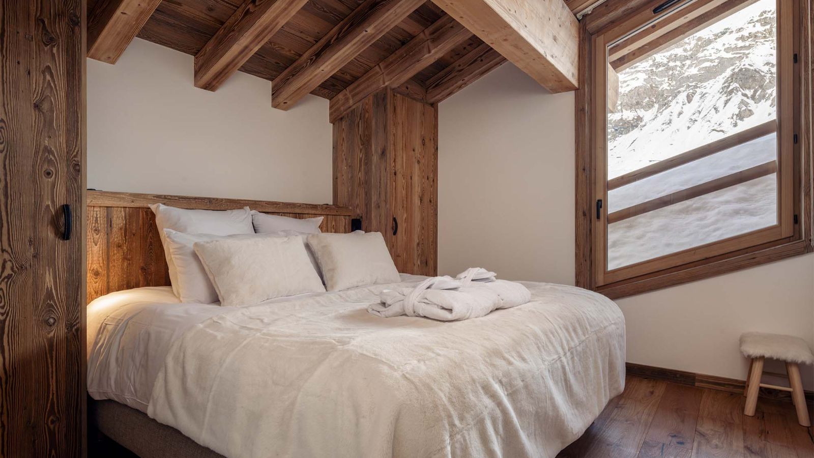 Luxury-Ski-Chalet-Val-D-Isere-Chalet-Arda-Oxford-Ski-Bedroom (12).jpg