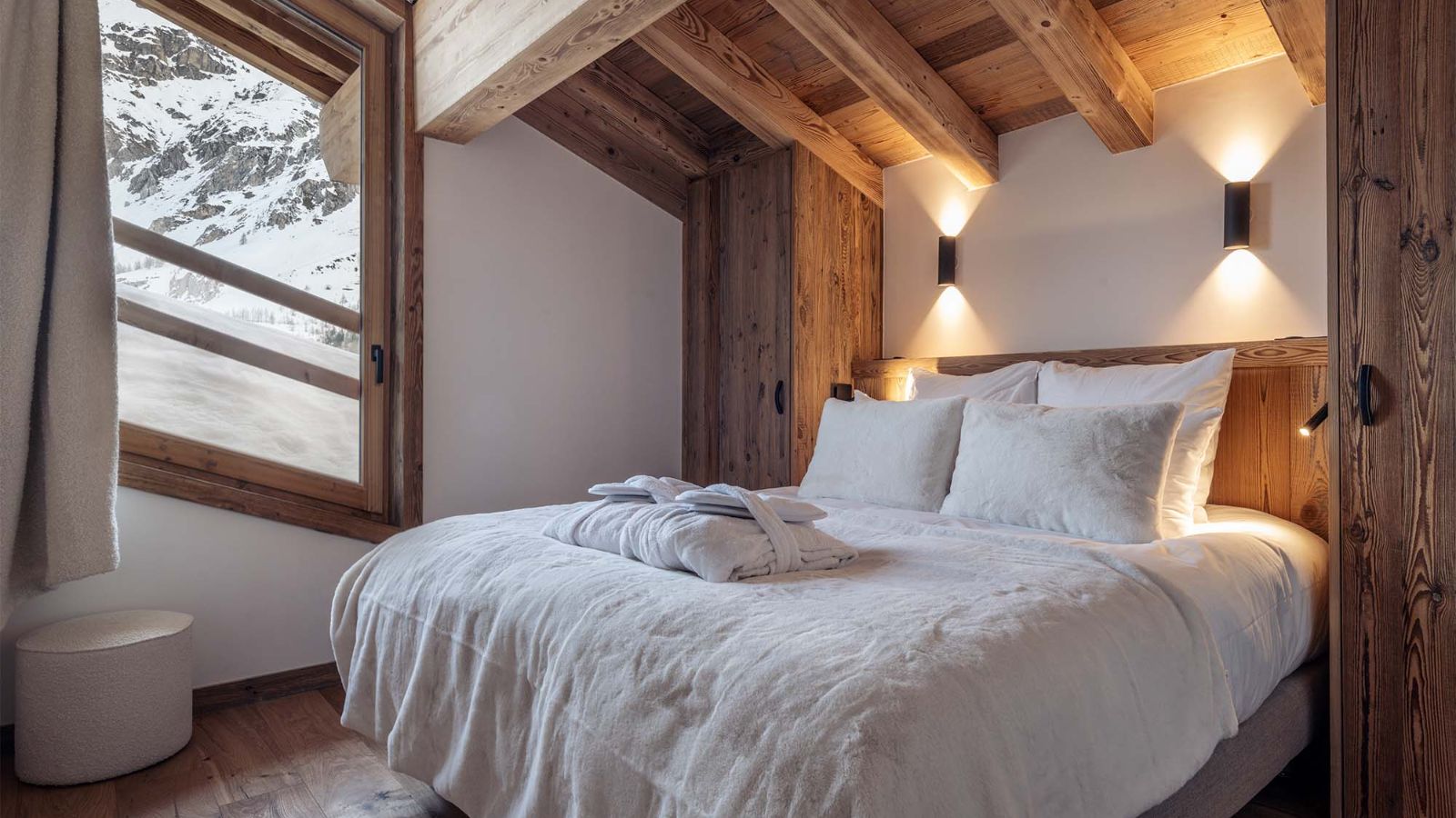 Luxury-Ski-Chalet-Val-D-Isere-Chalet-Arda-Oxford-Ski-Bedroom (13).jpg