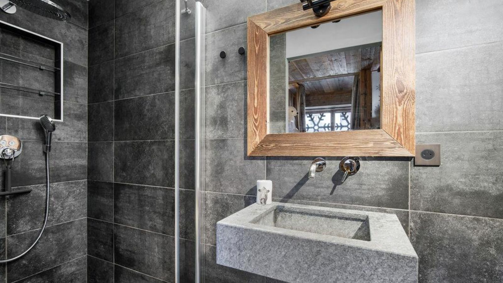 luxury-ski-chalet-courchevel la praz-chalet notre refuge-oxford-ski-bathroom 2.jpg