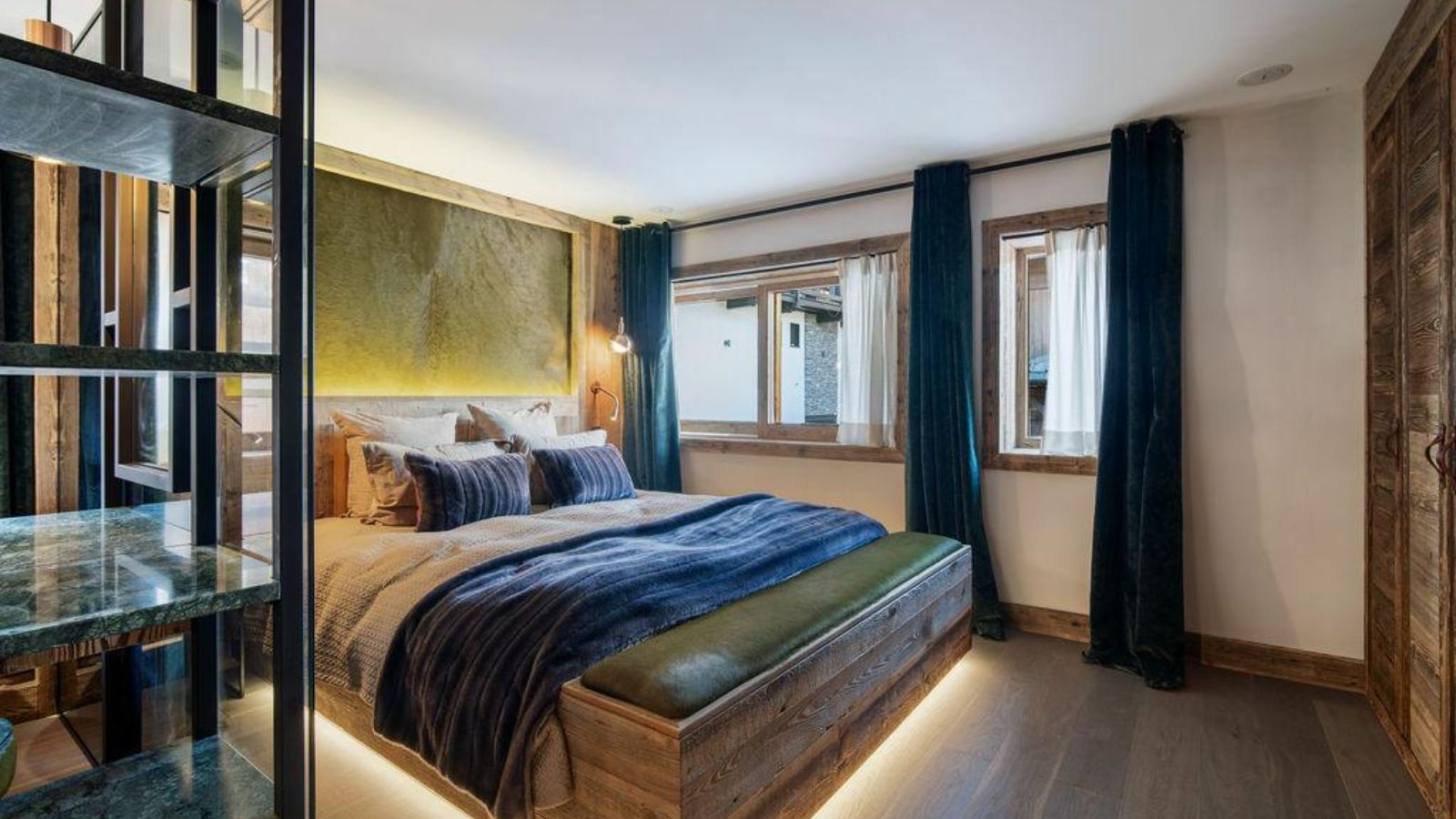 luxury-ski-chalet-courchevel la praz-chalet notre refuge-oxford-ski-bedroom.jpg