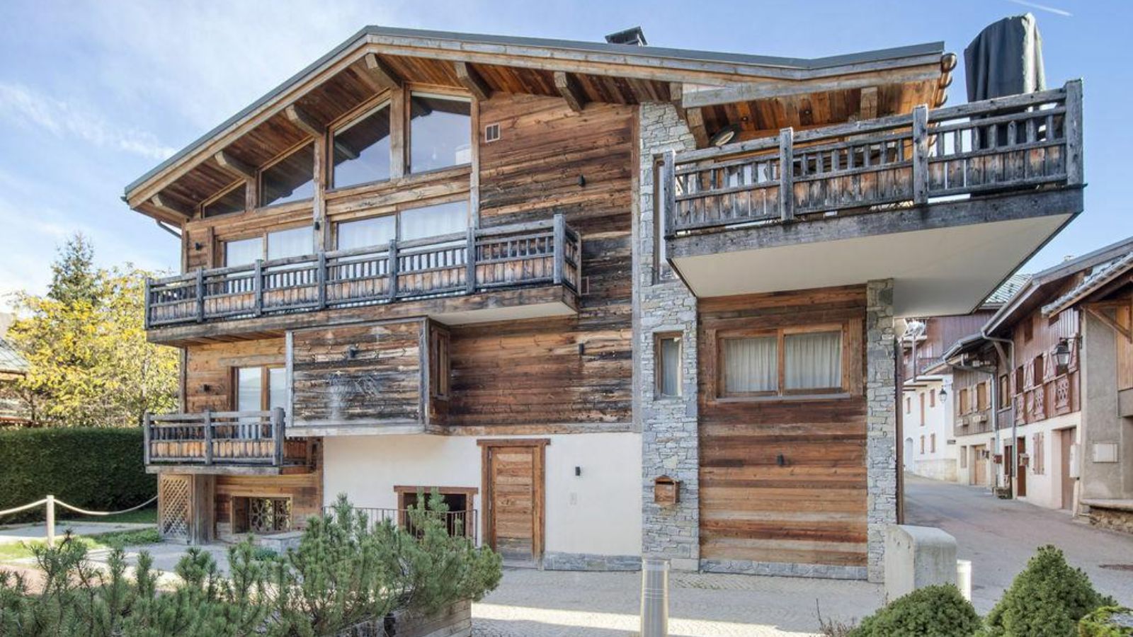 luxury-ski-chalet-courchevel la praz-chalet notre refuge-oxford-ski-exterior.jpg