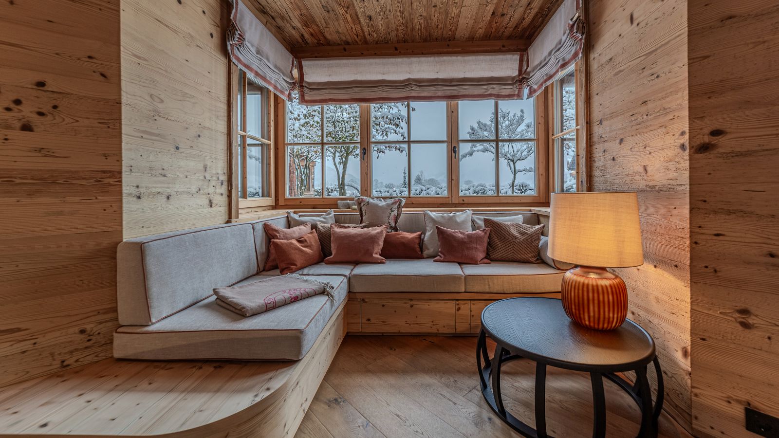 luxury-ski-chalets-kitzbuhel-montana-oxford-ski-bedroom3 (3).jpg