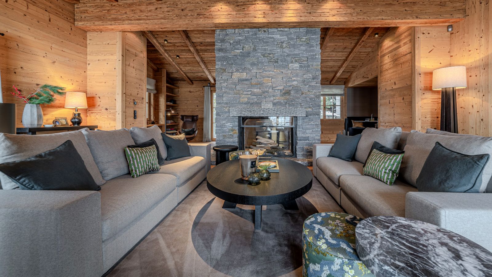 luxury-ski-chalets-kitzbuhel-montana-oxford-ski-living-room (4).jpg