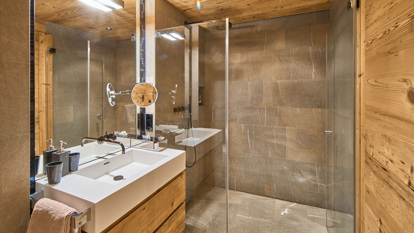 luxury-ski-chalets-kitzbuhel-montana-oxford-ski-bedroom7 (1).jpg