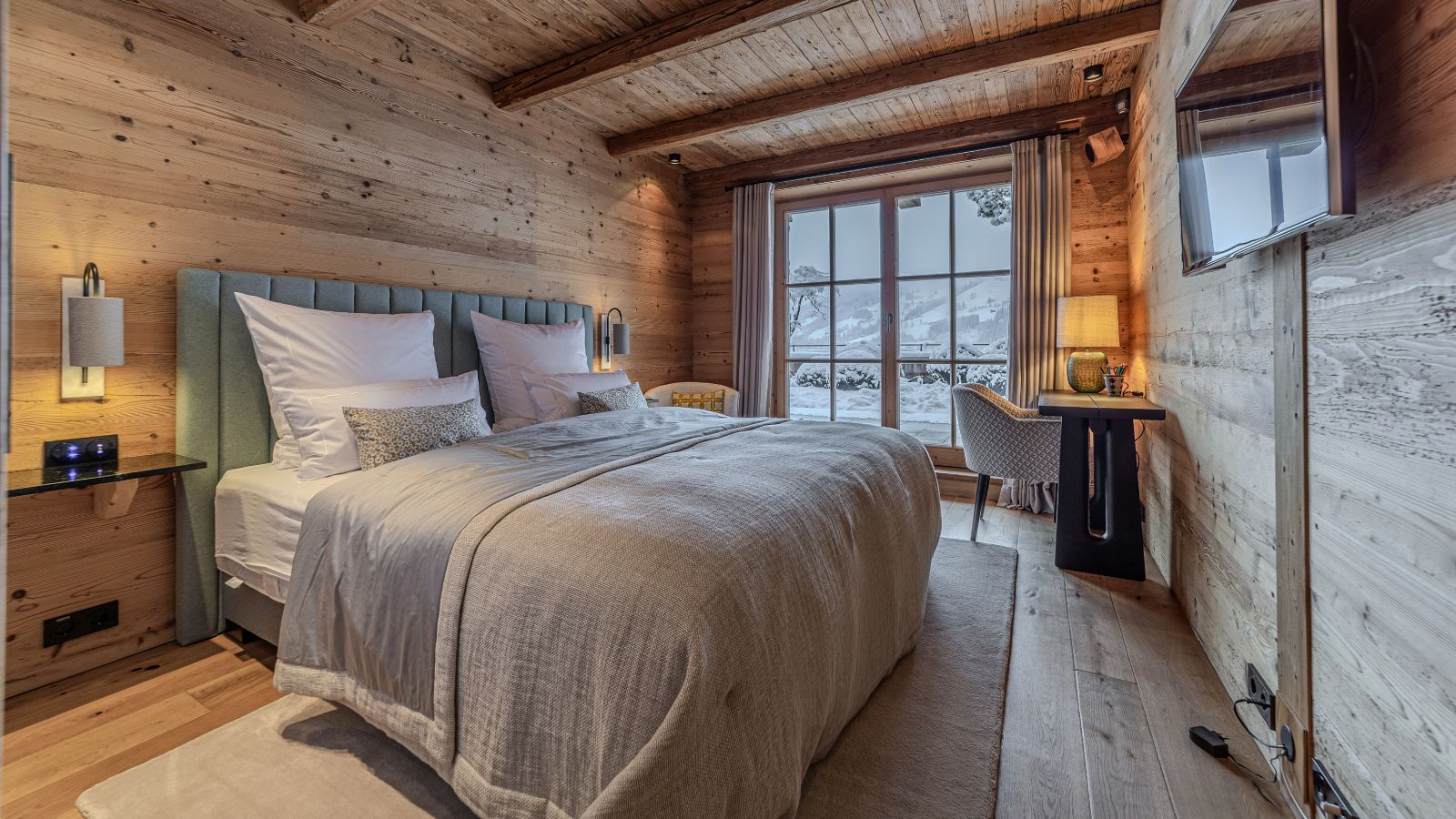 luxury-ski-chalets-kitzbuhel-montana-oxford-ski-bedroom5 (1).jpg