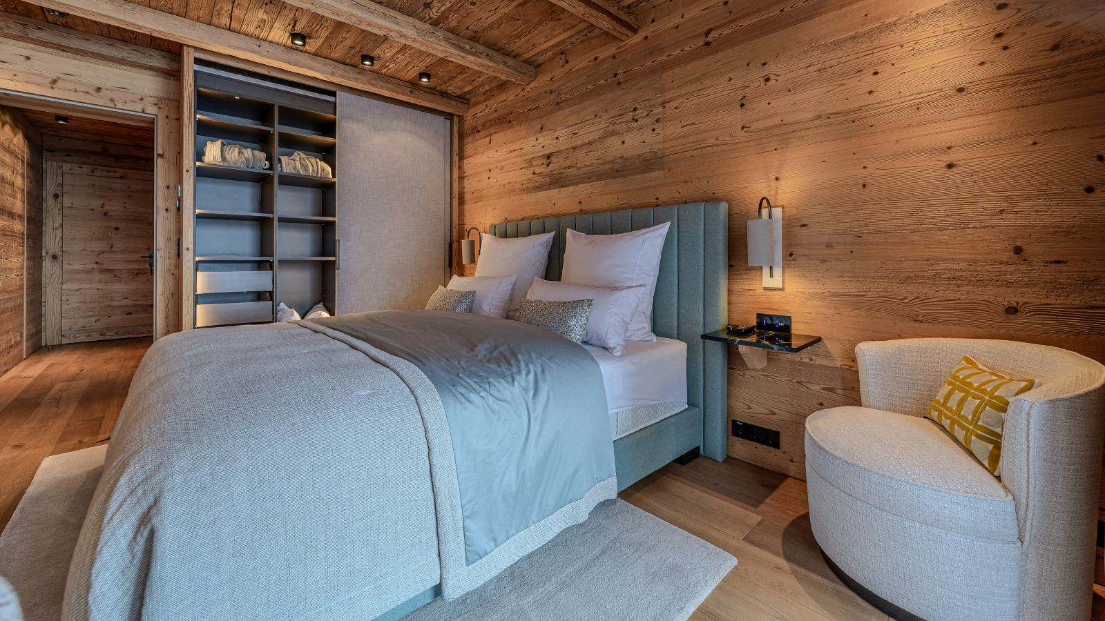 luxury-ski-chalets-kitzbuhel-montana-oxford-ski-bedroom5 (2).jpg