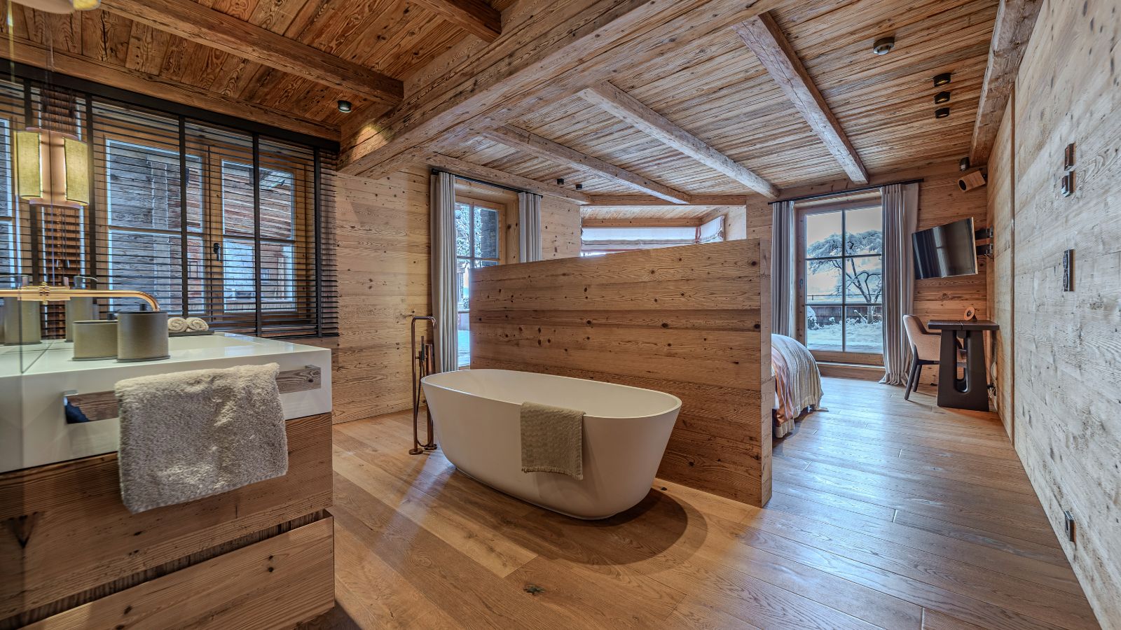 luxury-ski-chalets-kitzbuhel-montana-oxford-ski-bedroom3 (1).jpg