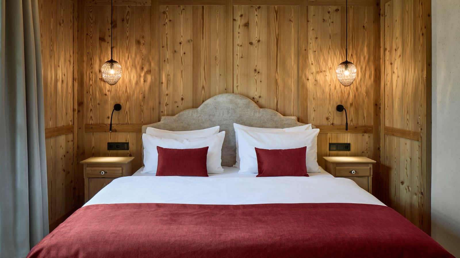luxury-ski-chalets-alta-badia-la-variete-oxford-ski-bedroom (2).jpg