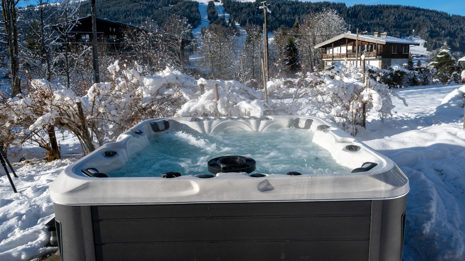luxury-ski-chalets-les-gets-chalet-grizzly-oxford-ski-hot-tub.jpg