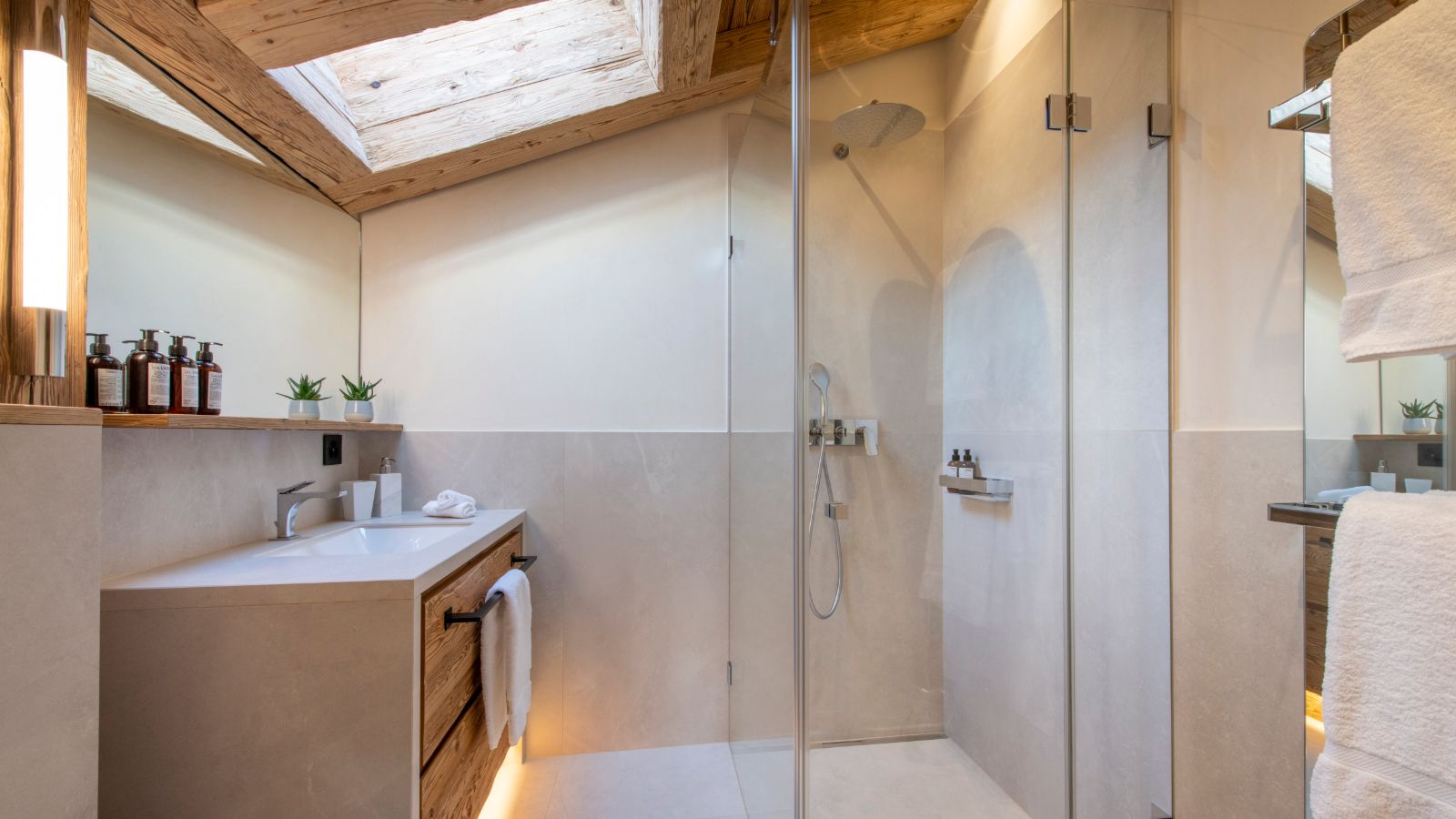 Apartment Madelia-Bathroom 2-Luxury Ski Chalet- Oxford Ski.jpg