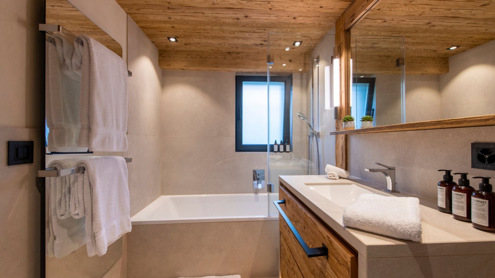 Apartment Madelia-Bathroom 3-Luxury Ski Chalet- Oxford Ski.jpg