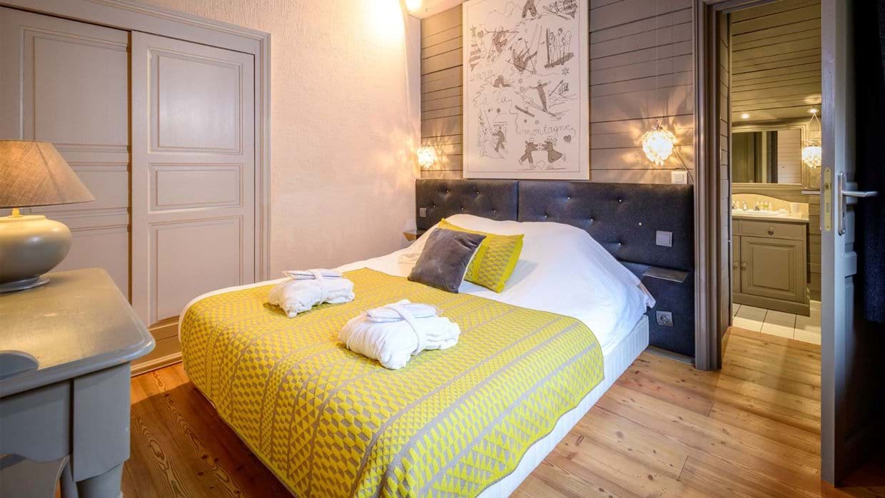 Luxury-Ski-Chalet-Meribel-Chalet-Etienne-Oxford-Ski-Bedroom (1).jpg