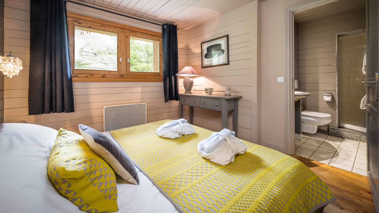 Luxury-Ski-Chalet-Meribel-Chalet-Etienne-Oxford-Ski-Bedroom (13).jpg