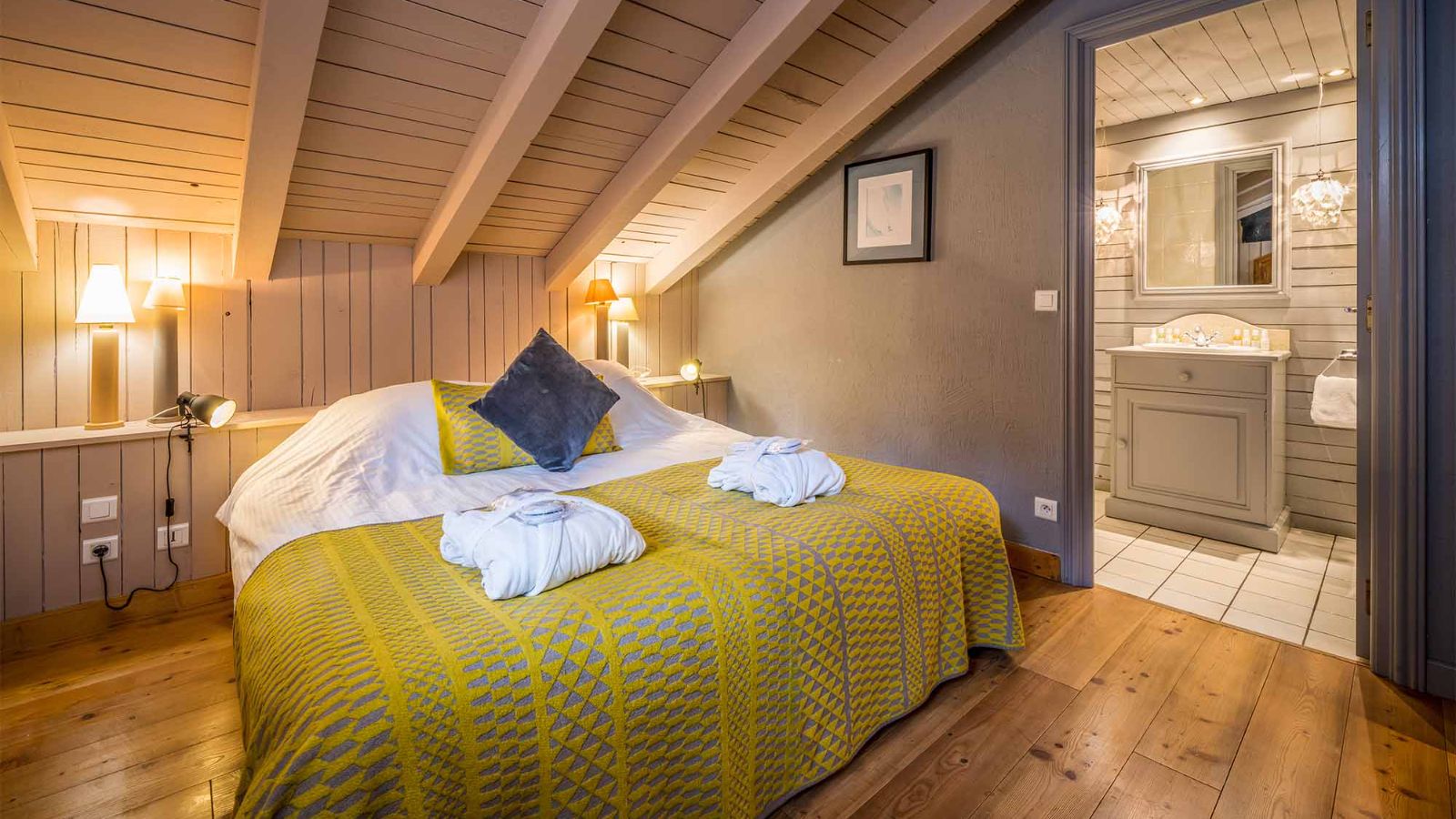 Luxury-Ski-Chalet-Meribel-Chalet-Etienne-Oxford-Ski-Bedroom (14).jpg