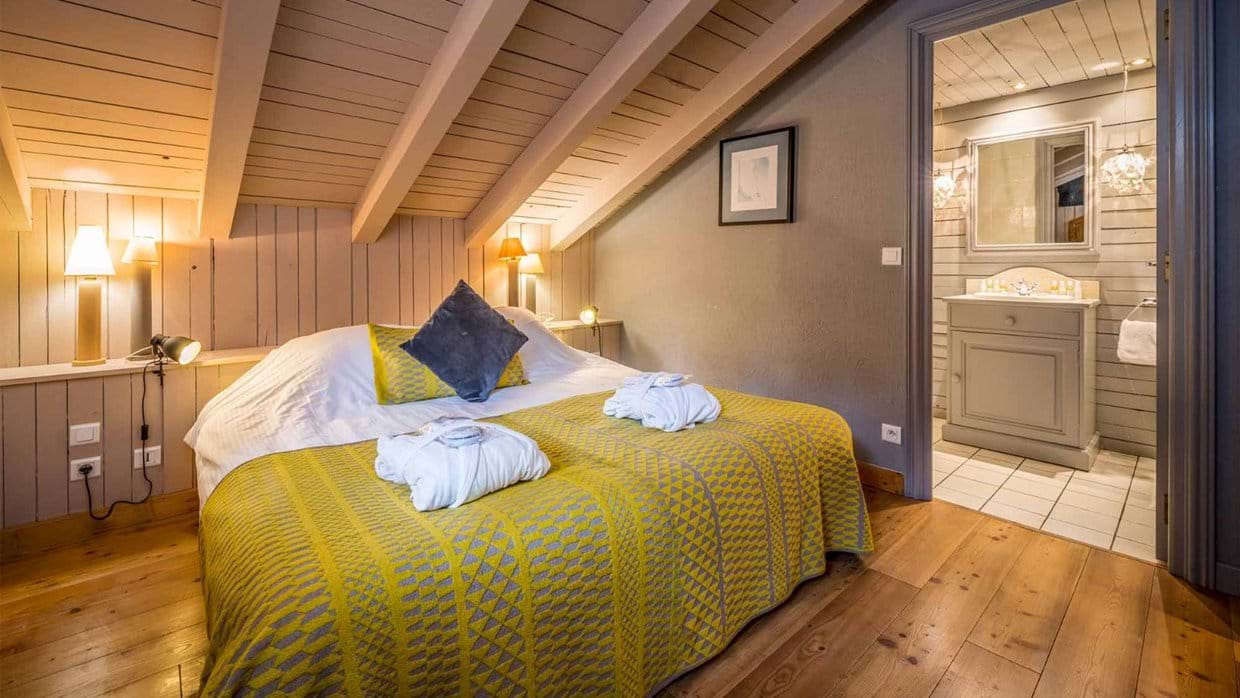 Luxury-Ski-Chalet-Meribel-Chalet-Etienne-Oxford-Ski-Bedroom (14).jpg