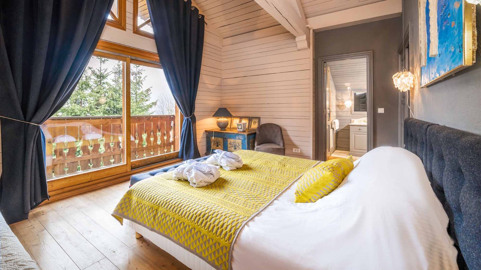 Luxury-Ski-Chalet-Meribel-Chalet-Etienne-Oxford-Ski-Bedroom (15).jpg