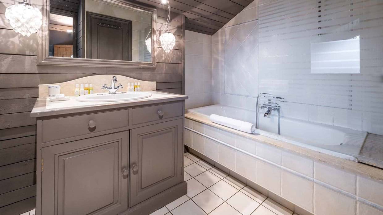 Luxury-Ski-Chalet-Meribel-Chalet-Etienne-Oxford-Ski-Bathroom.jpg