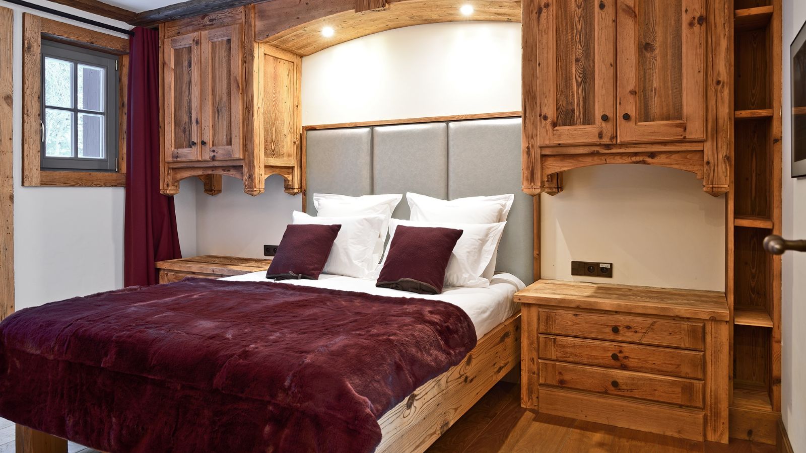 Luxury-Ski-Chalet-Courchevel-1650-Labaobou-Oxford-Ski-Bedroom (11).jpg