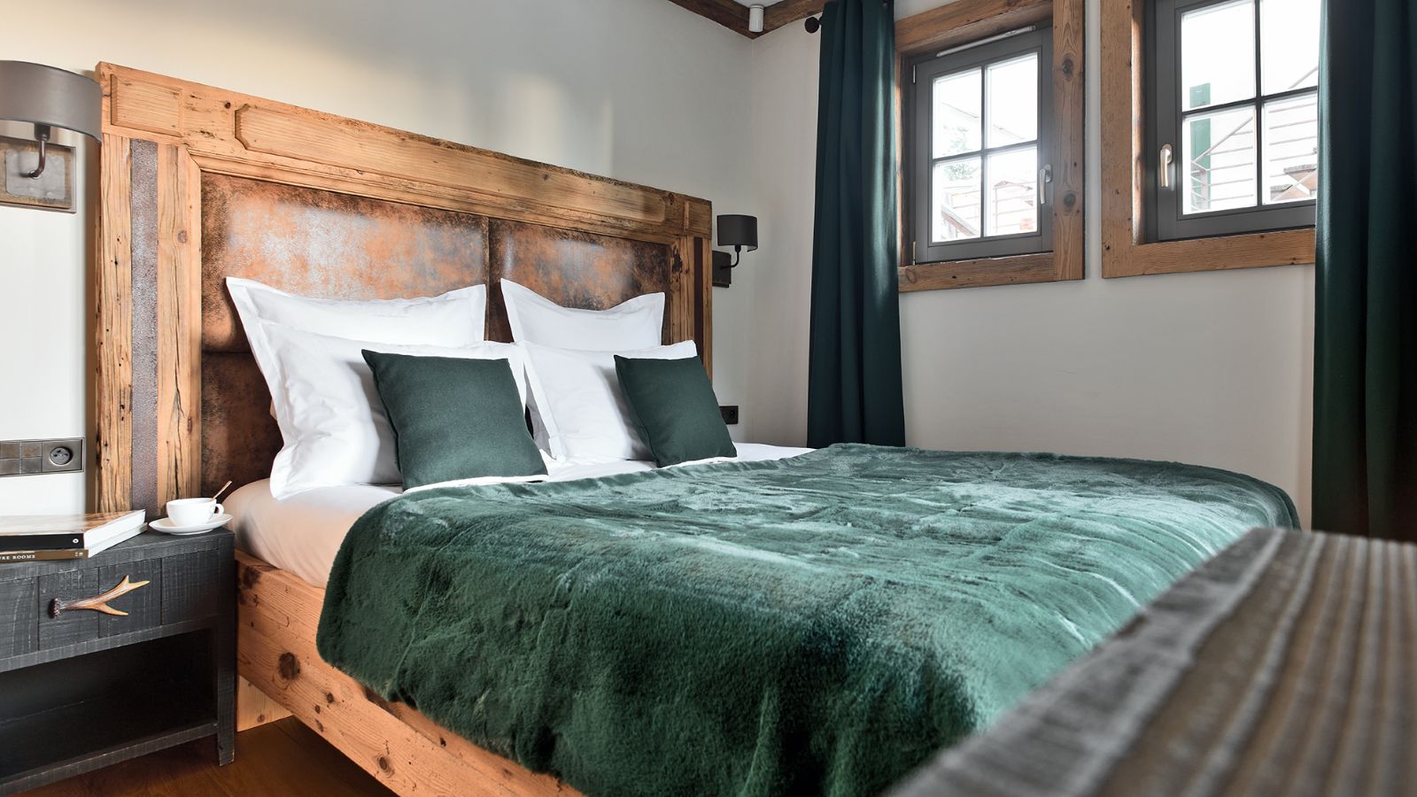 Luxury-Ski-Chalet-Courchevel-1650-Labaobou-Oxford-Ski-Bedroom (13).jpg