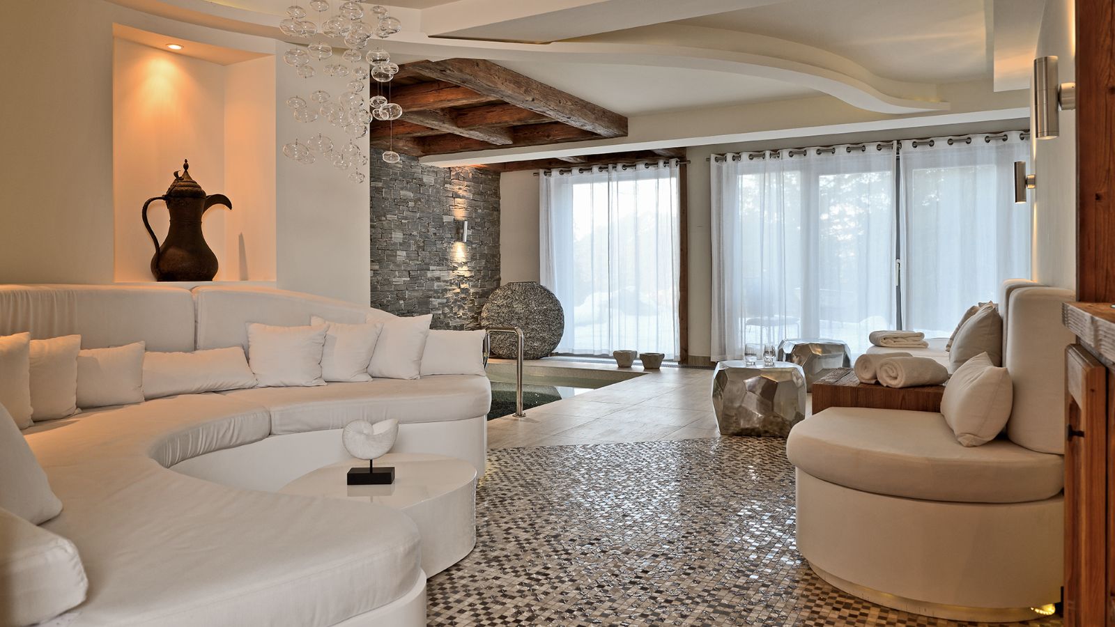 Luxury-Ski-Chalet-Courchevel-1650-Labaobou-Oxford-Ski-Lounge.jpg