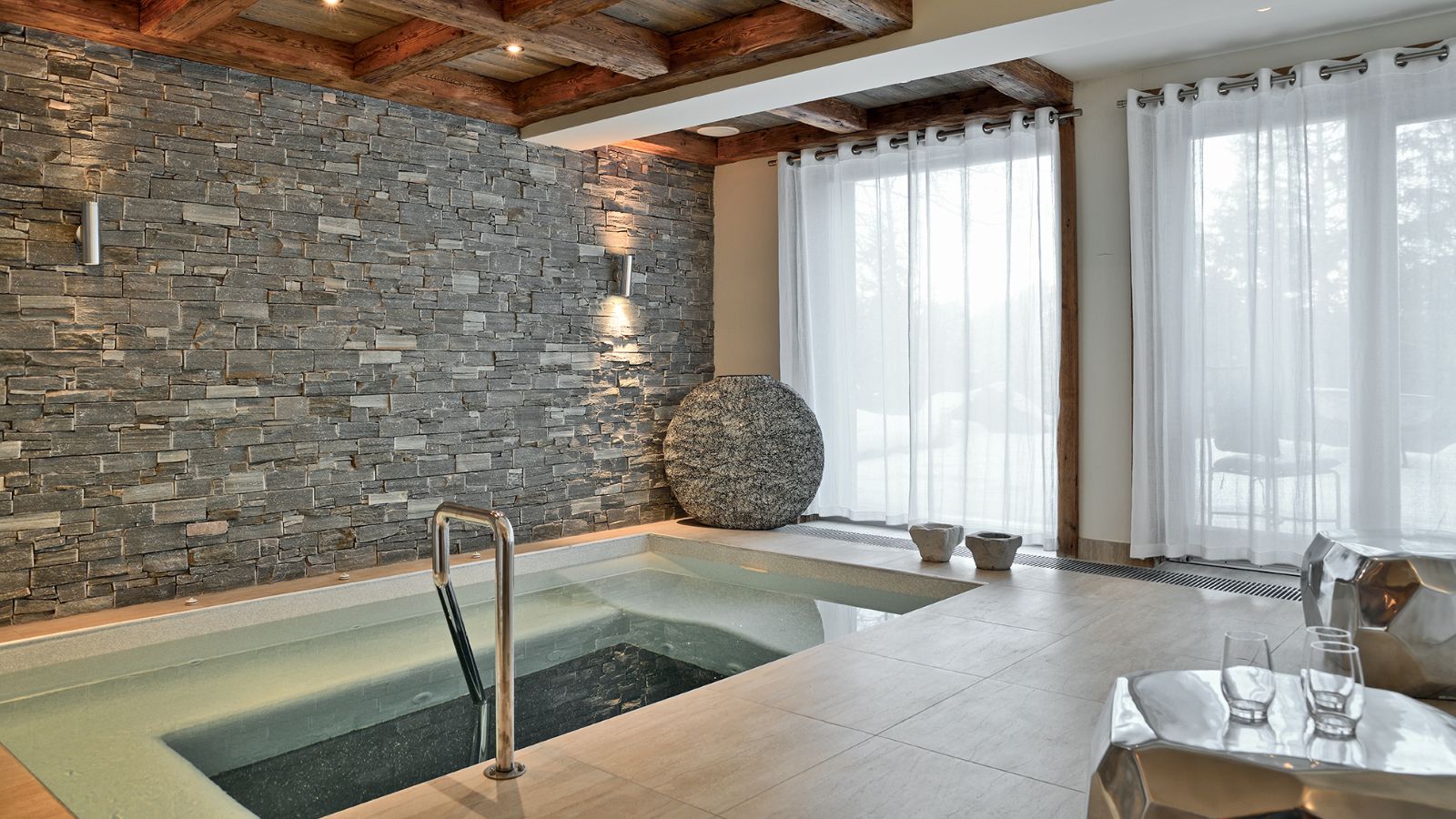 Luxury-Ski-Chalet-Courchevel-1650-Labaobou-Oxford-Ski-Pool.jpg