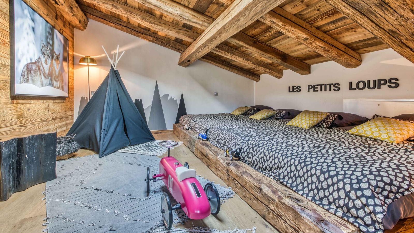 Luxury-Ski-Chalet-Megeve-Chalet-Le-Yack-Oxford-Ski-Bedroom (6).jpg