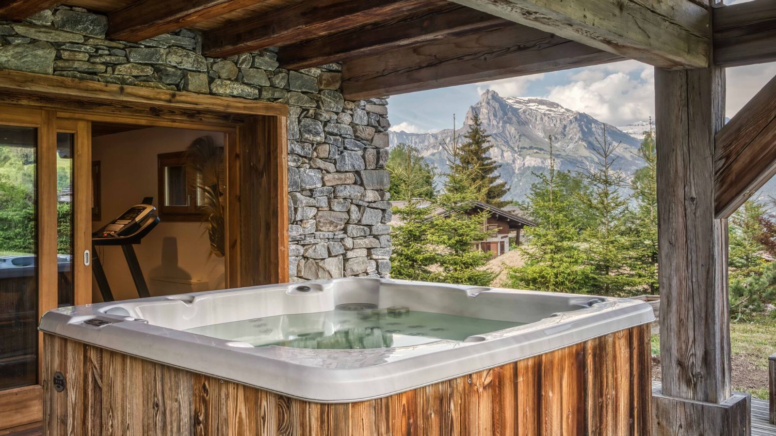 Luxury-Ski-Chalet-Megeve-Chalet-Le-Yack-Oxford-Ski-Hot-Tub.jpg