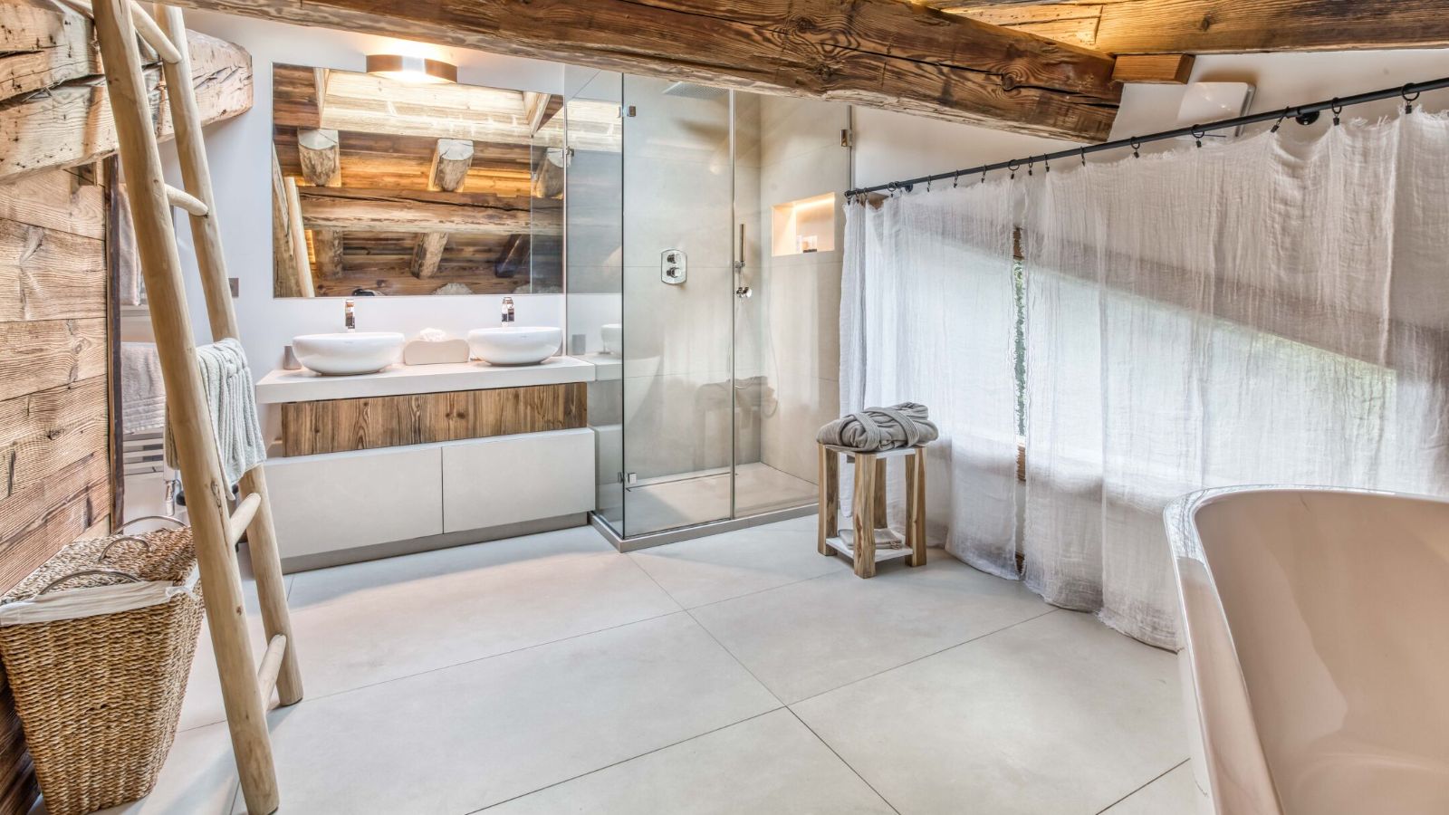 Luxury-Ski-Chalet-Megeve-Chalet-Le-Yack-Oxford-Ski-Bathroom.jpg
