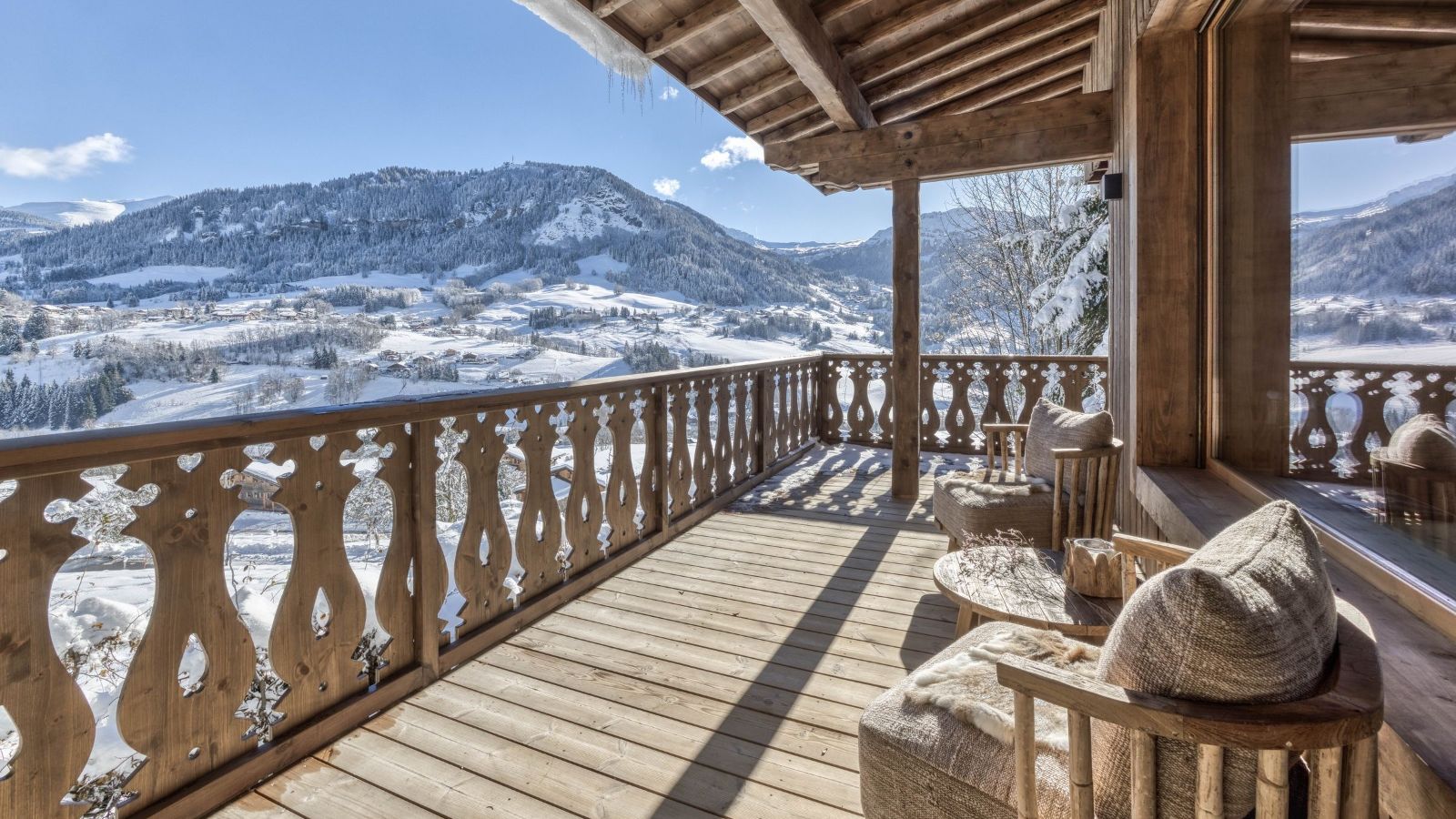 Luxury-Ski-Chalet-Megeve-Chalet-Taiga-Oxford-Ski-Balcony.jpg