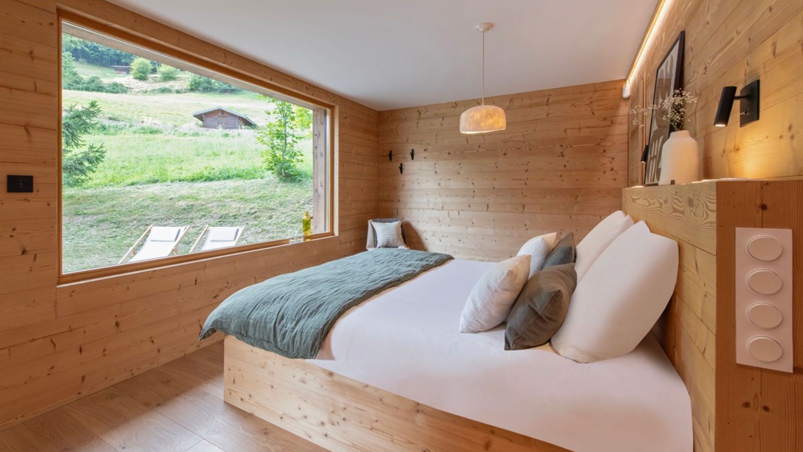 Luxury-Ski-Chalet-Megeve-Chalet-Taiga-Oxford-Ski-Bedroom (5).jpg