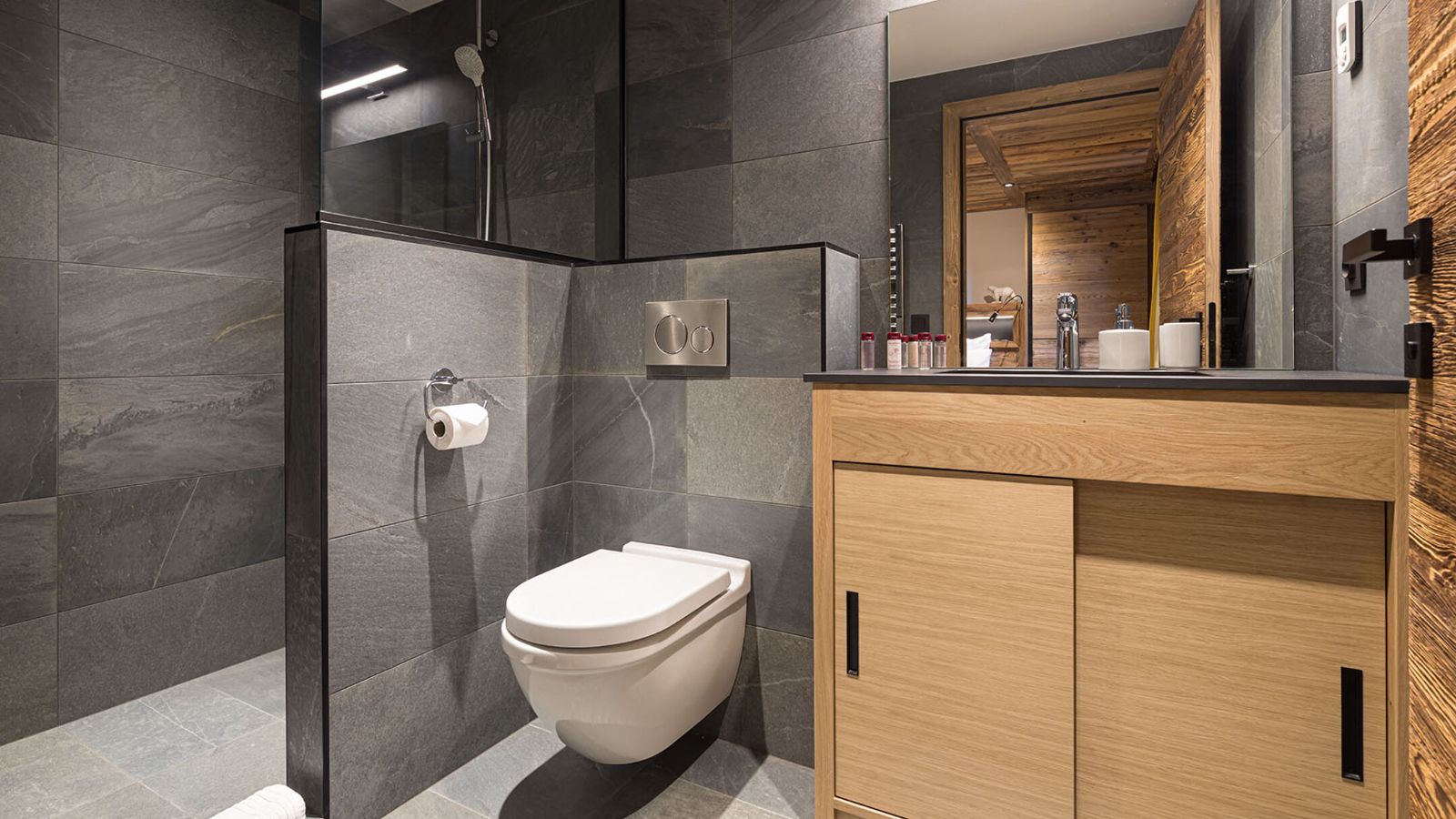 Luxury-Ski-Chalet-St-Gervais-Chalet-Le-Pic-Oxford-Ski-Bathroom.jpg