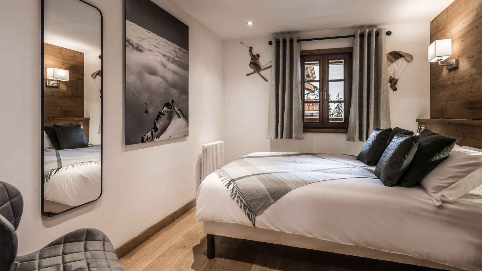 Luxury-Ski-Chalet-La-Tania-Chalet-Peppa-Oxford-Ski-Bedroom (4).jpg