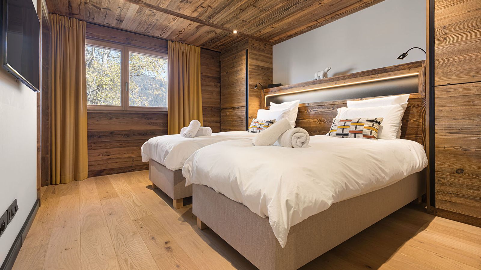 Luxury-Ski-Chalet-La-Tania-Chalet-Peppa-Oxford-Ski-Bedroom (1).jpg