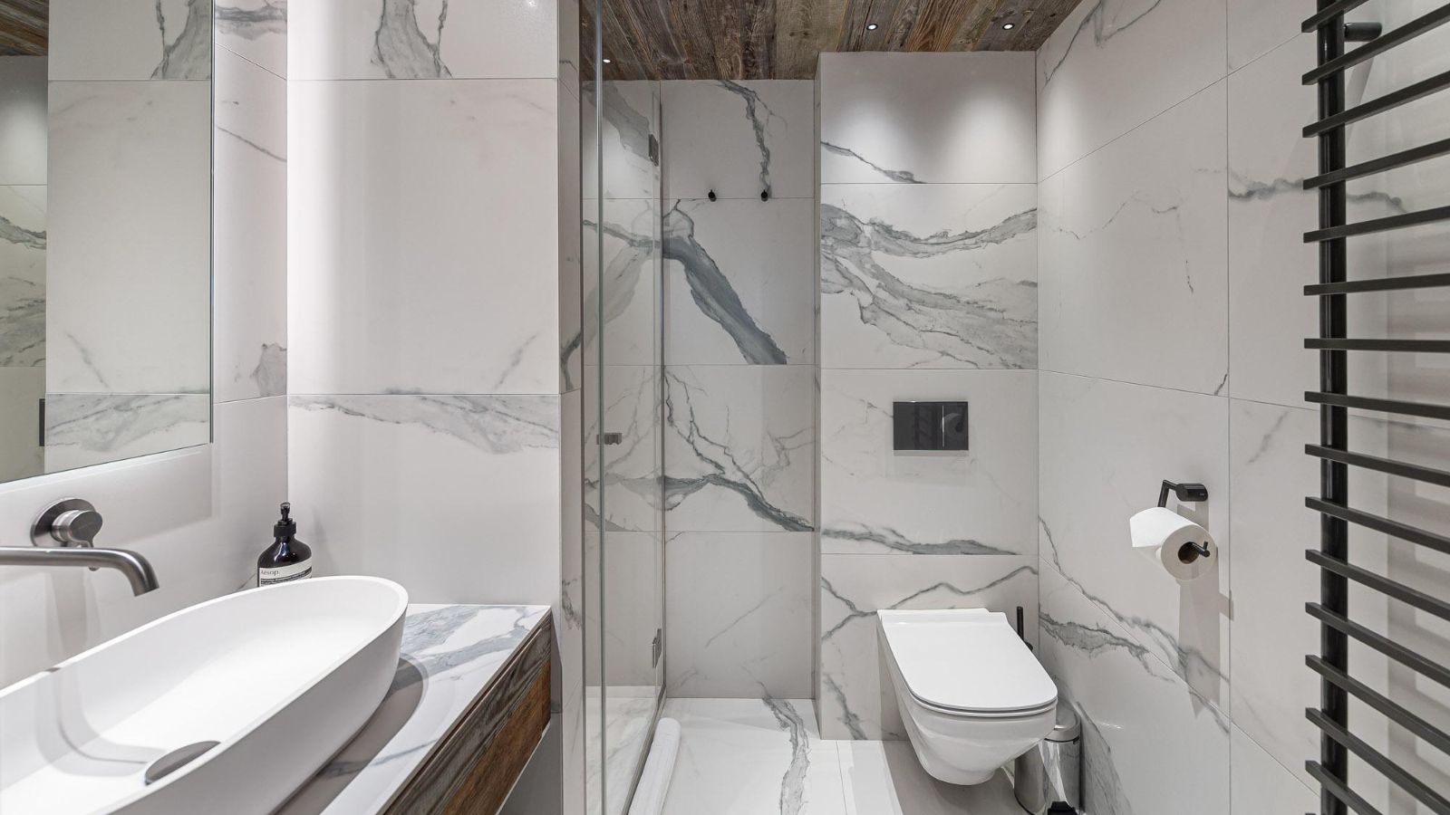 Luxury-Ski-Chalet-Courchevel-1850-Chalet-Bellarossa-Oxford-Ski-Bathroom (13).jpg