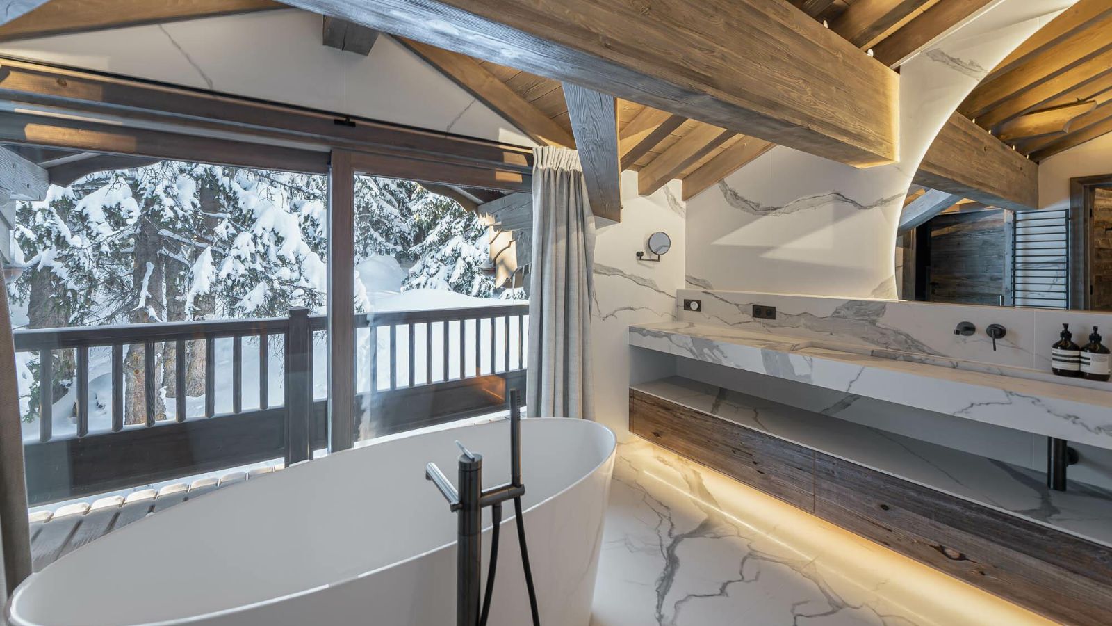 Luxury-Ski-Chalet-Courchevel-1850-Chalet-Bellarossa-Oxford-Ski-Bathroom2.jpg