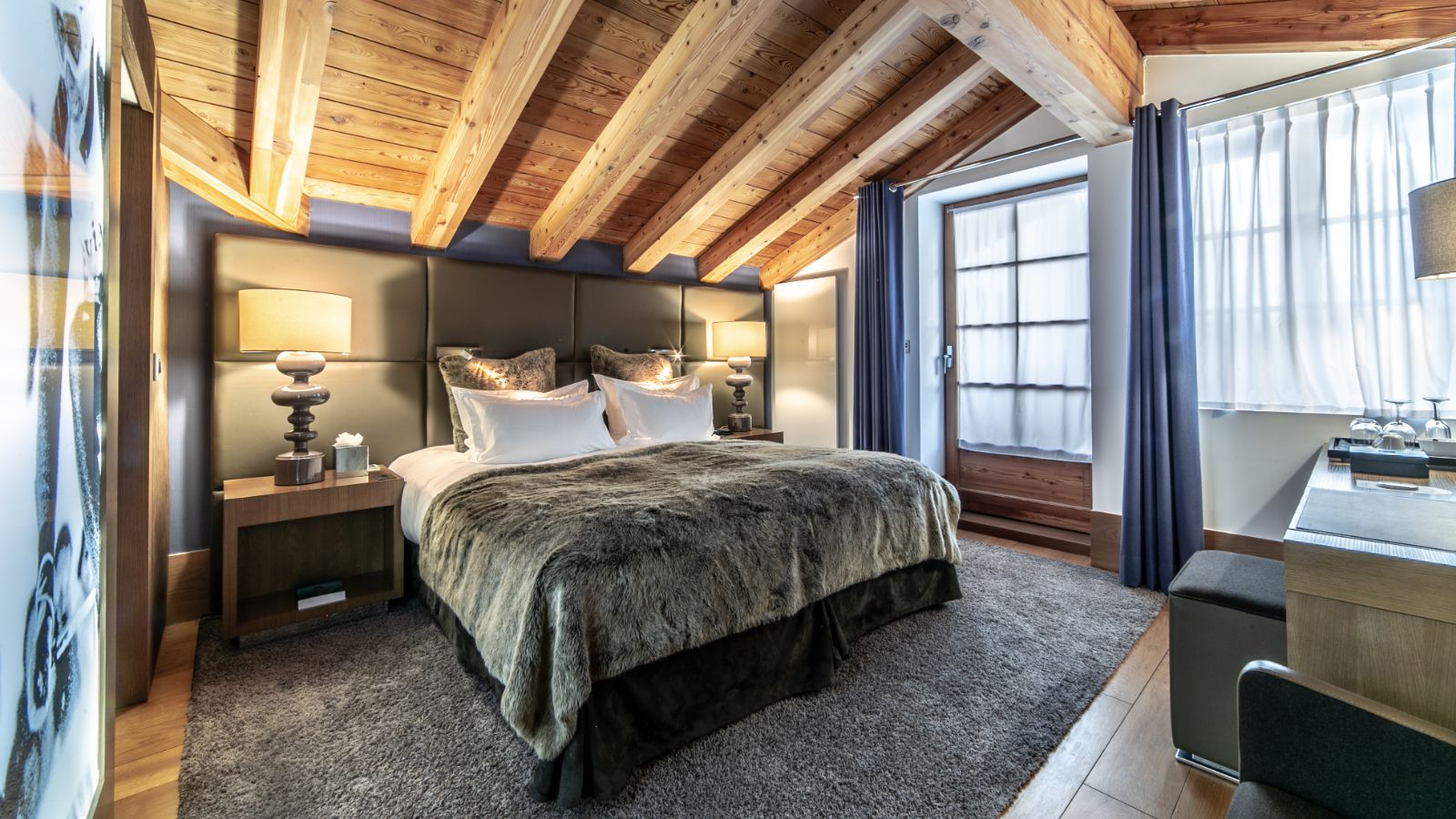 Luxury-Ski-Hotel-Courchevel-1850-Hotel-Le-Strato-Oxford-Ski-Bedroom (5).jpg