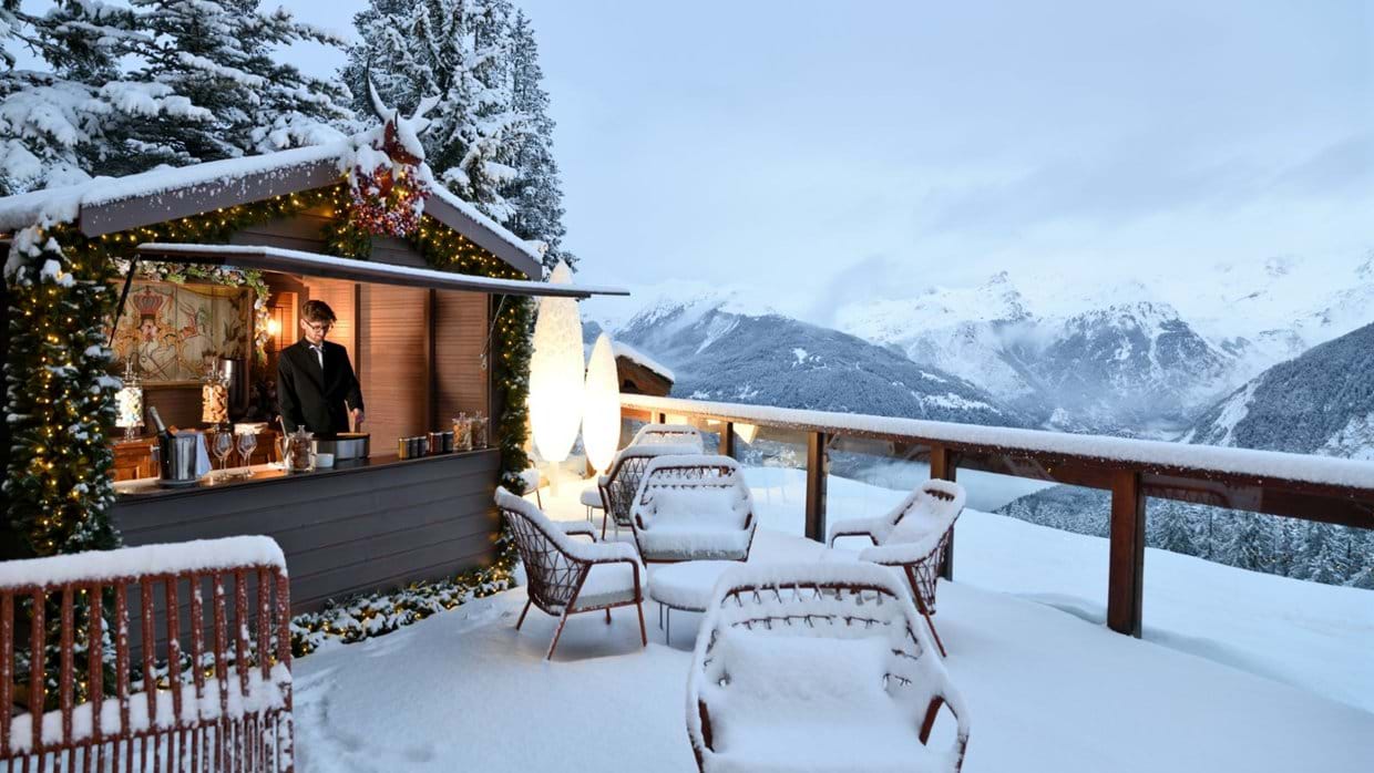 Luxury-Ski-Hotel-Courchevel-1850-Hotel-Le-Strato-Oxford-Ski-Outside-Bar.jpg