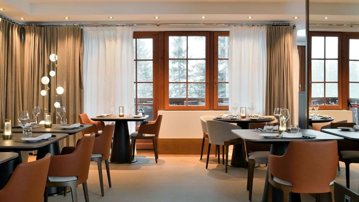 Luxury-Ski-Hotel-Courchevel-1850-Hotel-Le-Strato-Oxford-Ski-Restaurant.jpg