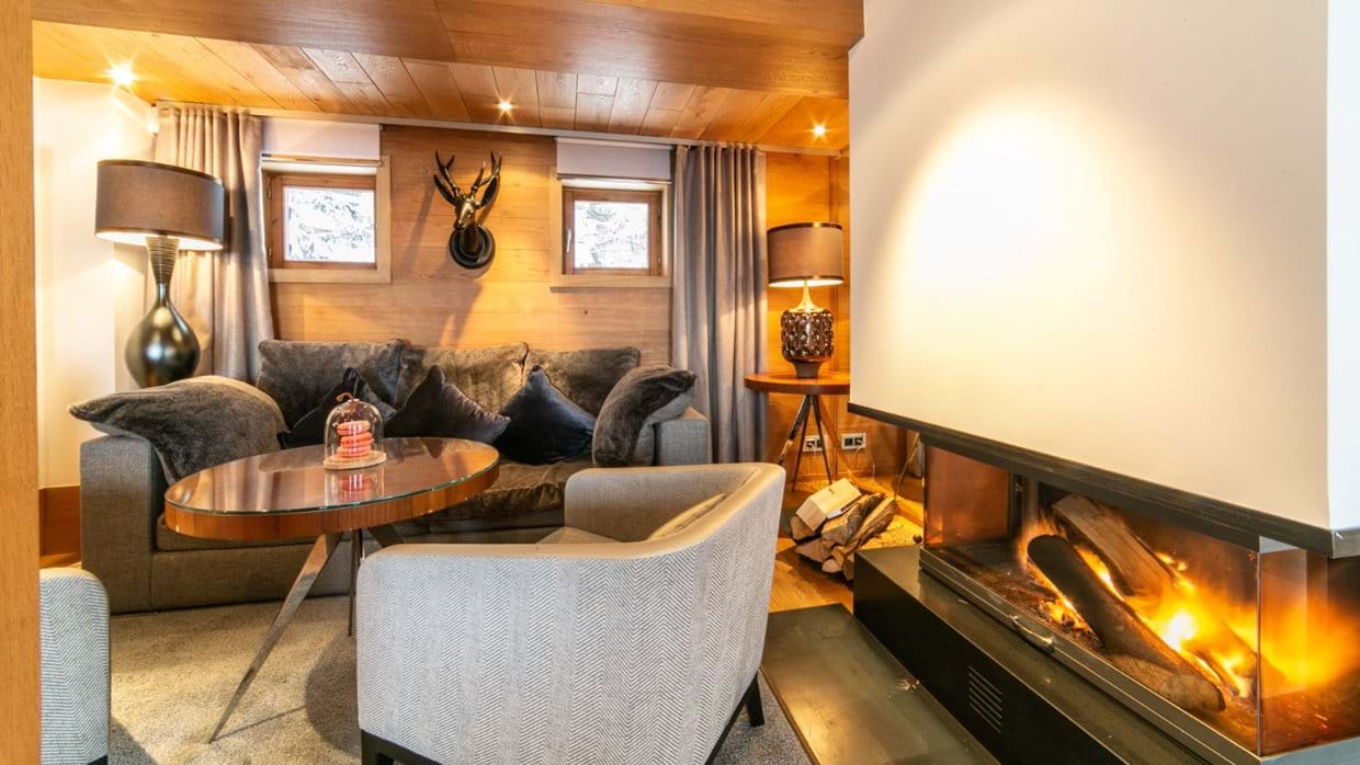 Luxury-Ski-Hotel-Courchevel-1850-Hotel-Le-Strato-Oxford-Ski-Bar.jpg