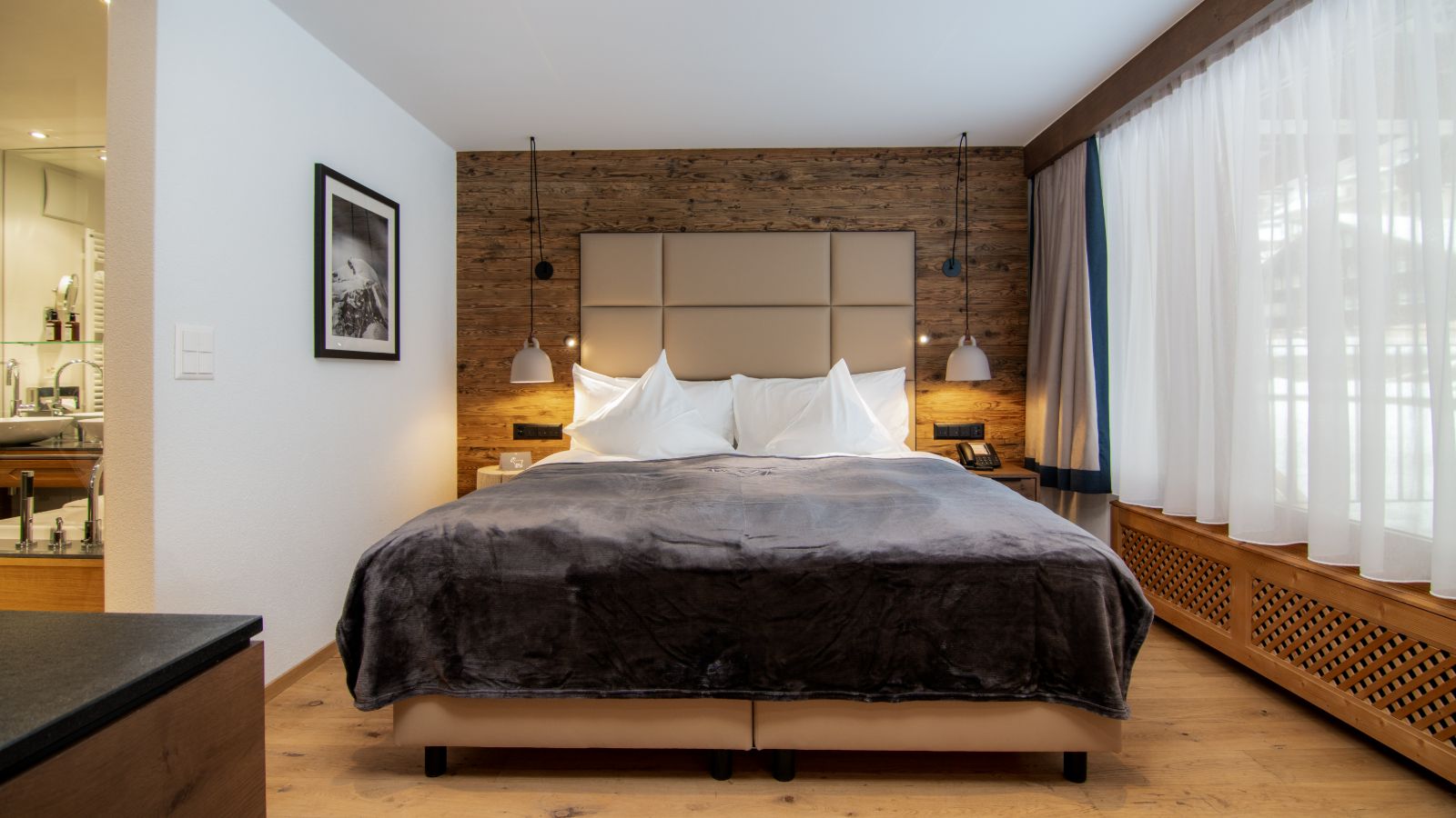 luxury-ski-hotels-saas-fee-walliserhof-oxford-ski-junior-suite.jpg