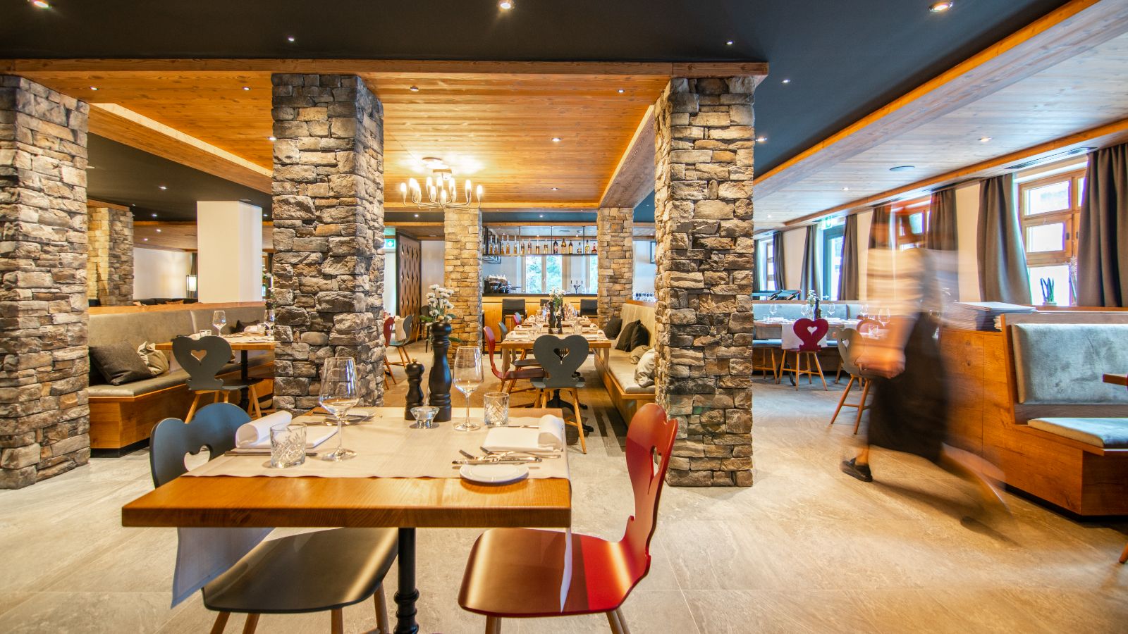 luxury-ski-hotels-saas-fee-walliserhof-oxford-ski-restaurant-del-ponte (1).jpg