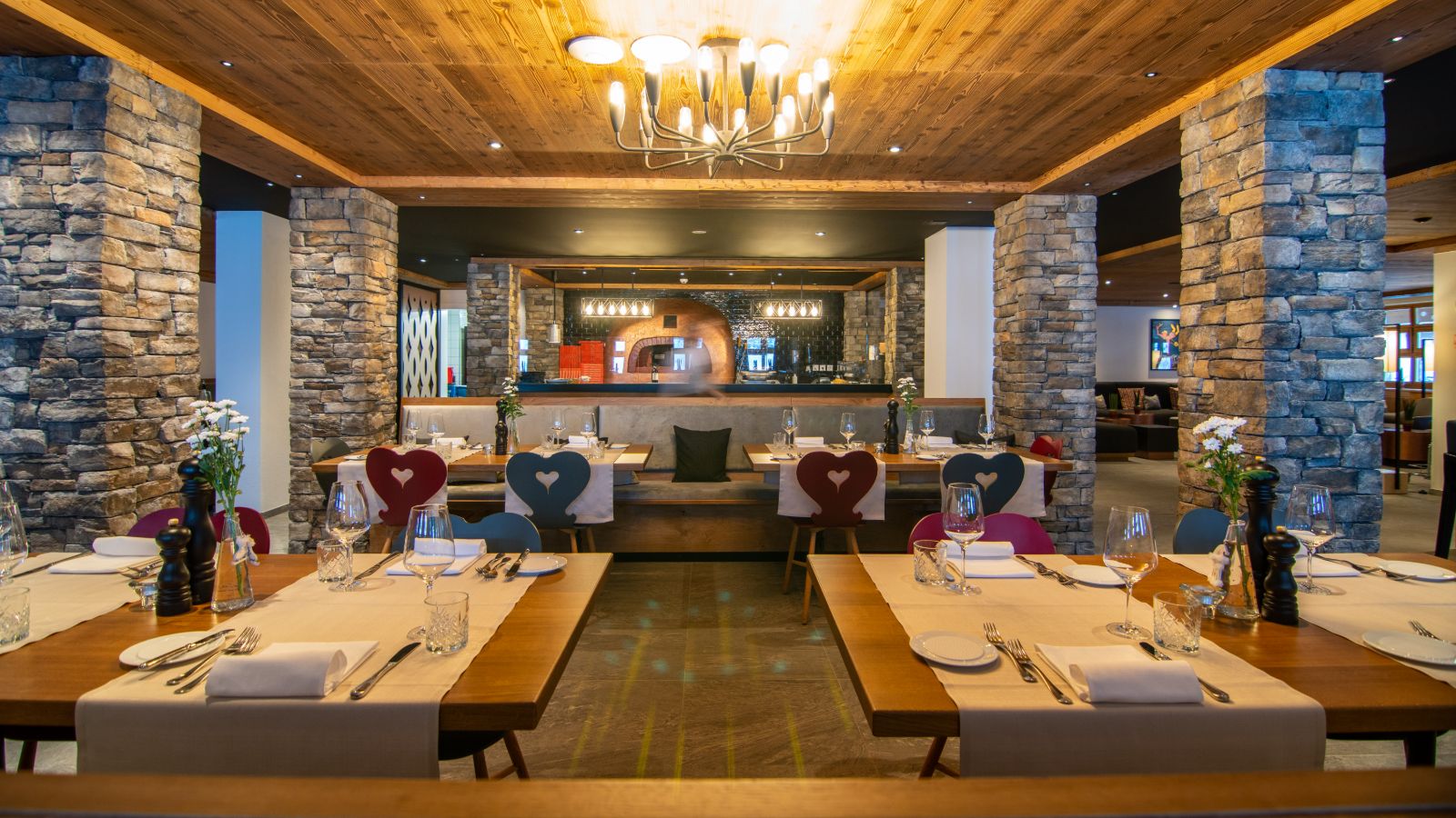 luxury-ski-hotels-saas-fee-walliserhof-oxford-ski-restaurant-del-ponte (2).jpg