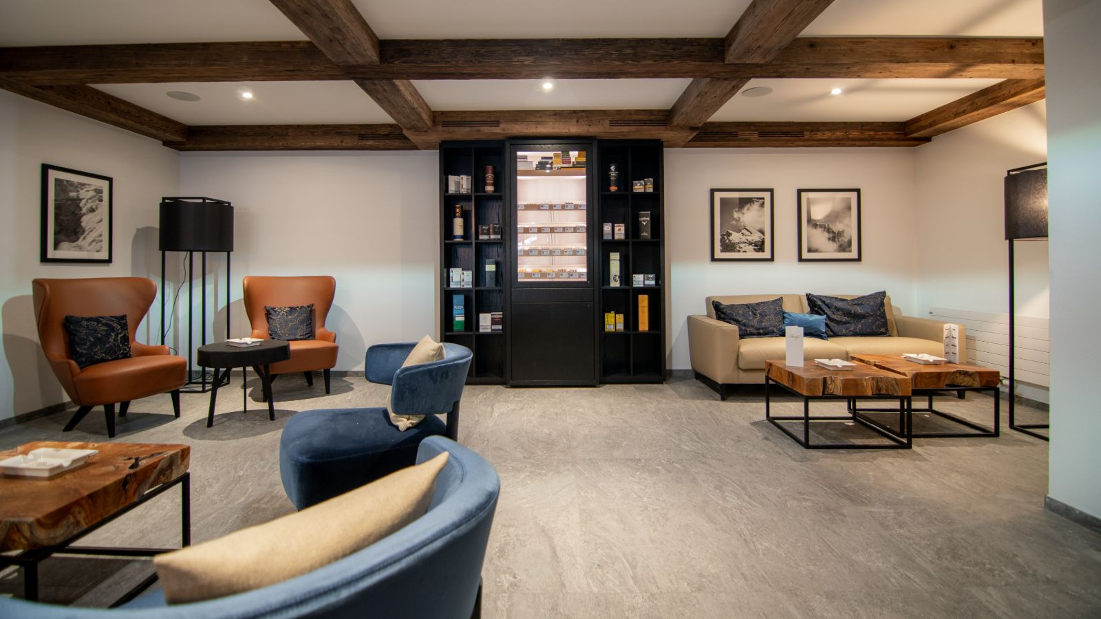 luxury-ski-hotels-saas-fee-walliserhof-oxford-ski-smoking-lounge (2).jpg