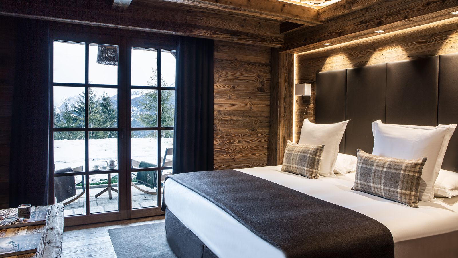 Luxury-Ski-Chalet-Meribel-Refuge-De-La-Traye-Oxford-Ski-Bedroom (7).jpg